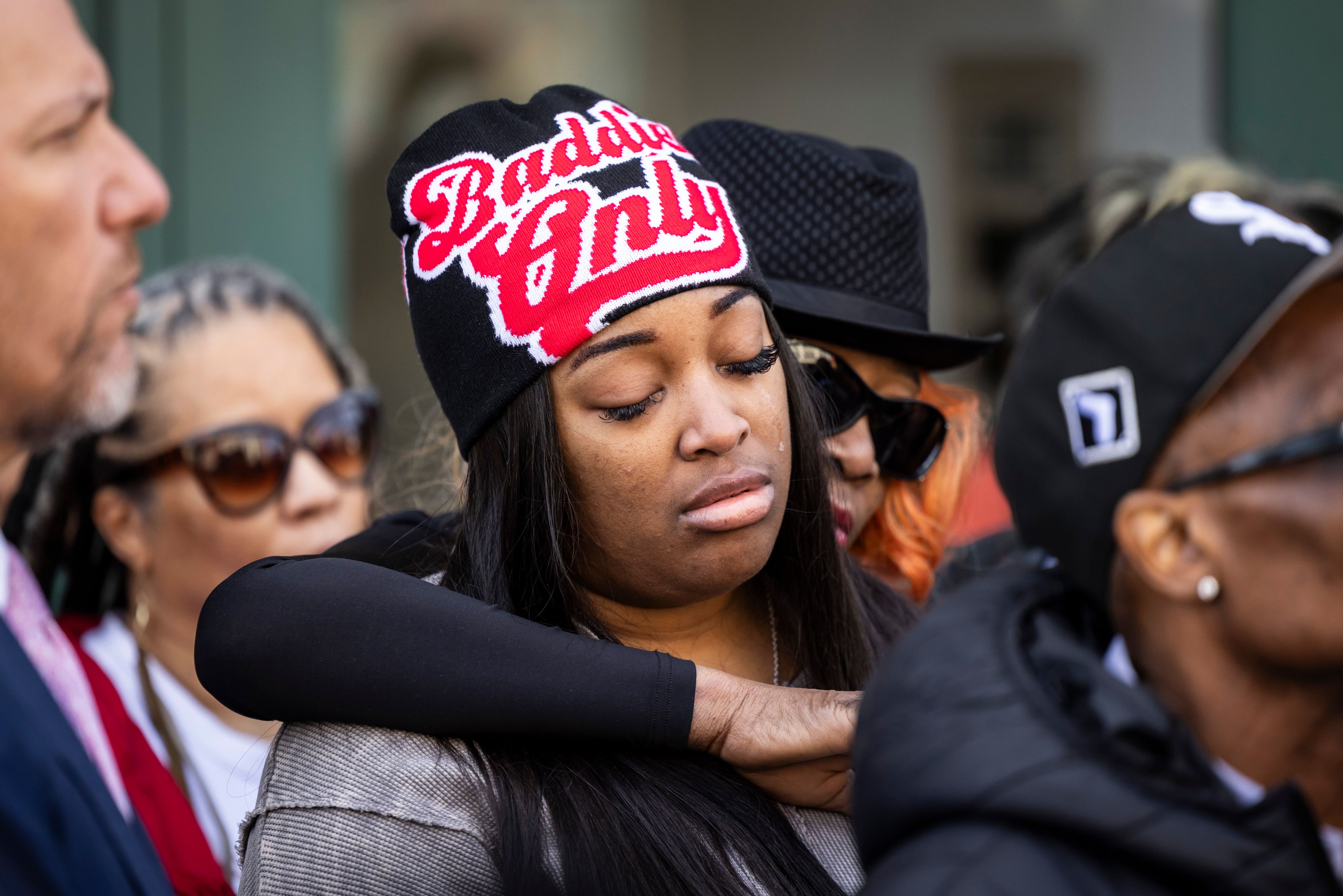 Schwester Porscha und Mutter Nicole Banks trauern bei der Pressekonferenz um Dexter Reed.