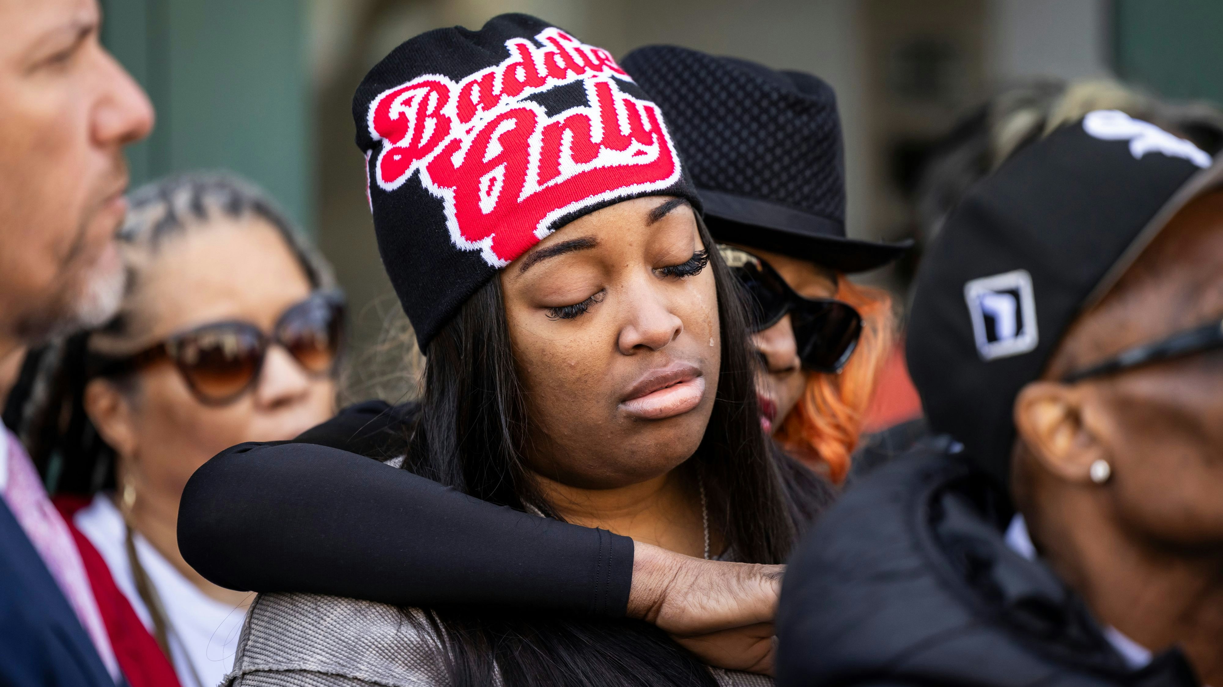 Download von www.picturedesk.com am 11.04.2024 (08:41).  Flanked by family members, attorneys and supporters, Dexter Reed's sister, Porscha Banks, cries during a news conference outside the headquarters for the Civilian Office of Police Accountability in West Town, Chicago, Tuesday, April 9, 2024. Reed, 26, was shot to death on March 21 during a traffic stop by Chicago police. (Ashlee Rezin/Chicago Sun-Times via AP) - 20240409_PD11805 - Rechteinfo: Rights Managed (RM)