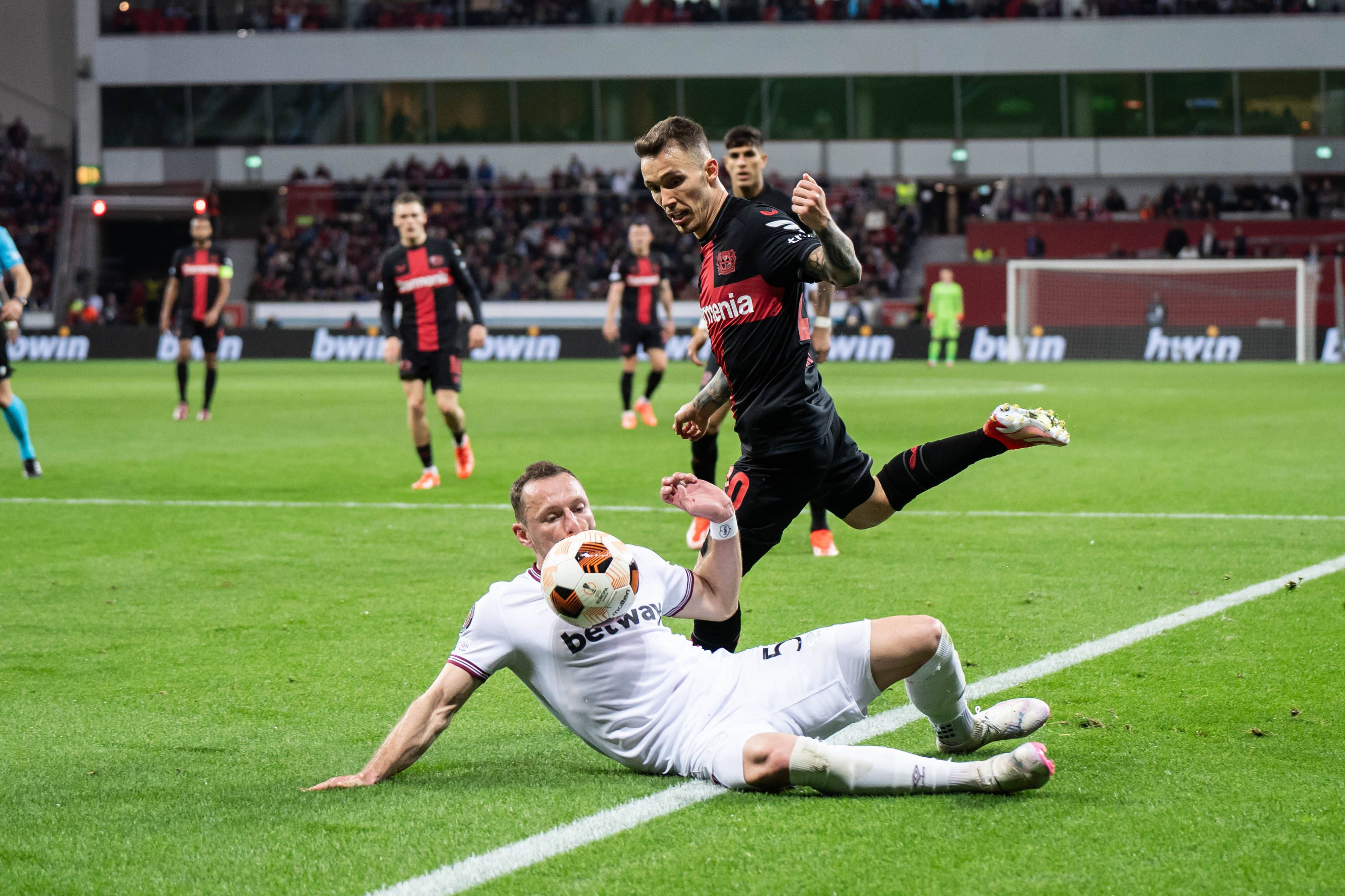 Leverkusen dominiert gegen West Ham im Viertelfinal-Hinspiel.