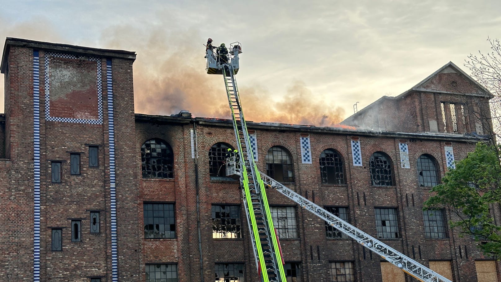 Historische Brotfabrik in Flammen – Brand wurde gelegt