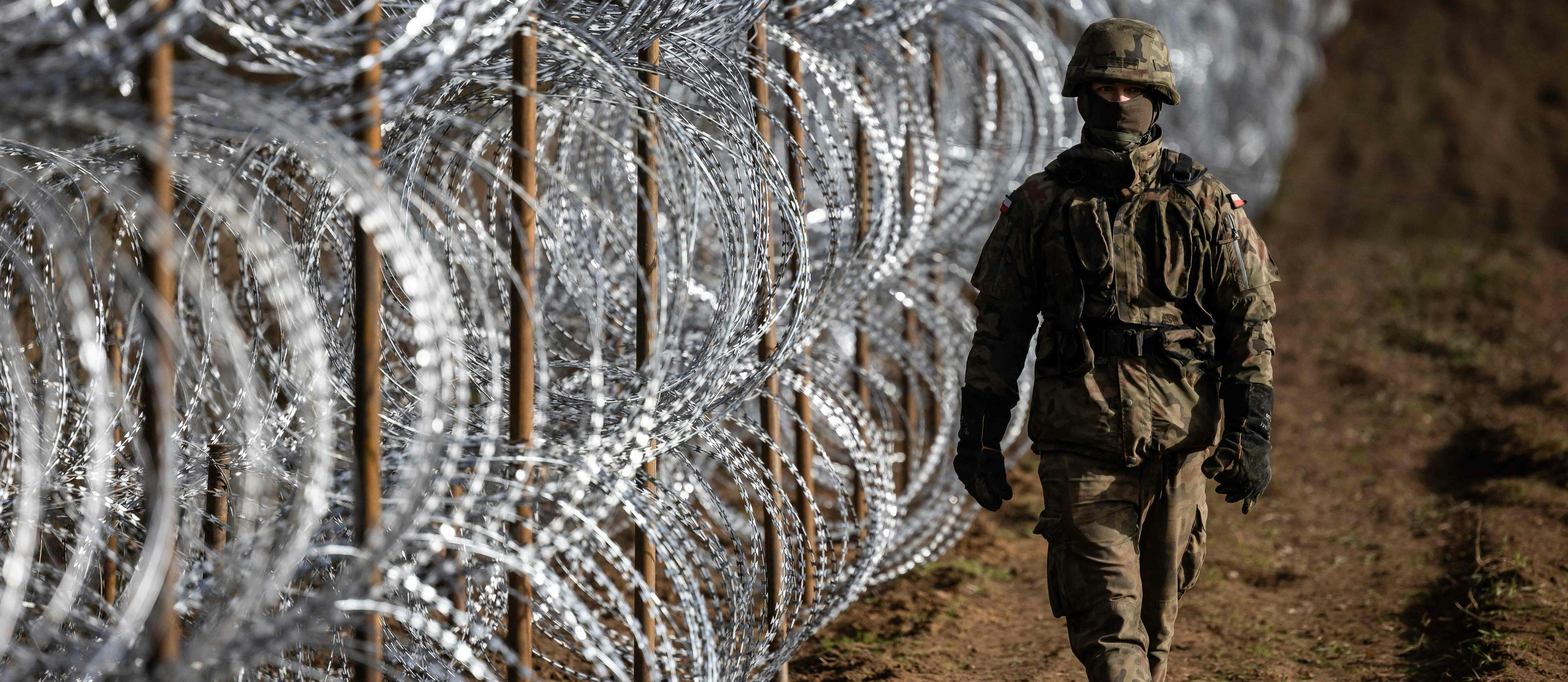Ein polnischer Soldat am Grenzzaun an der EU-Außengrenze zu Russland 