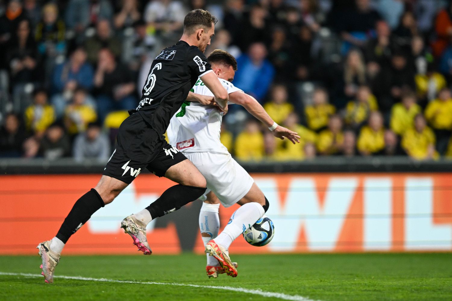 Der Zweikampf zwischen Altachs Constantin Reiner und WSG-Angreifer Nik Prelec. 