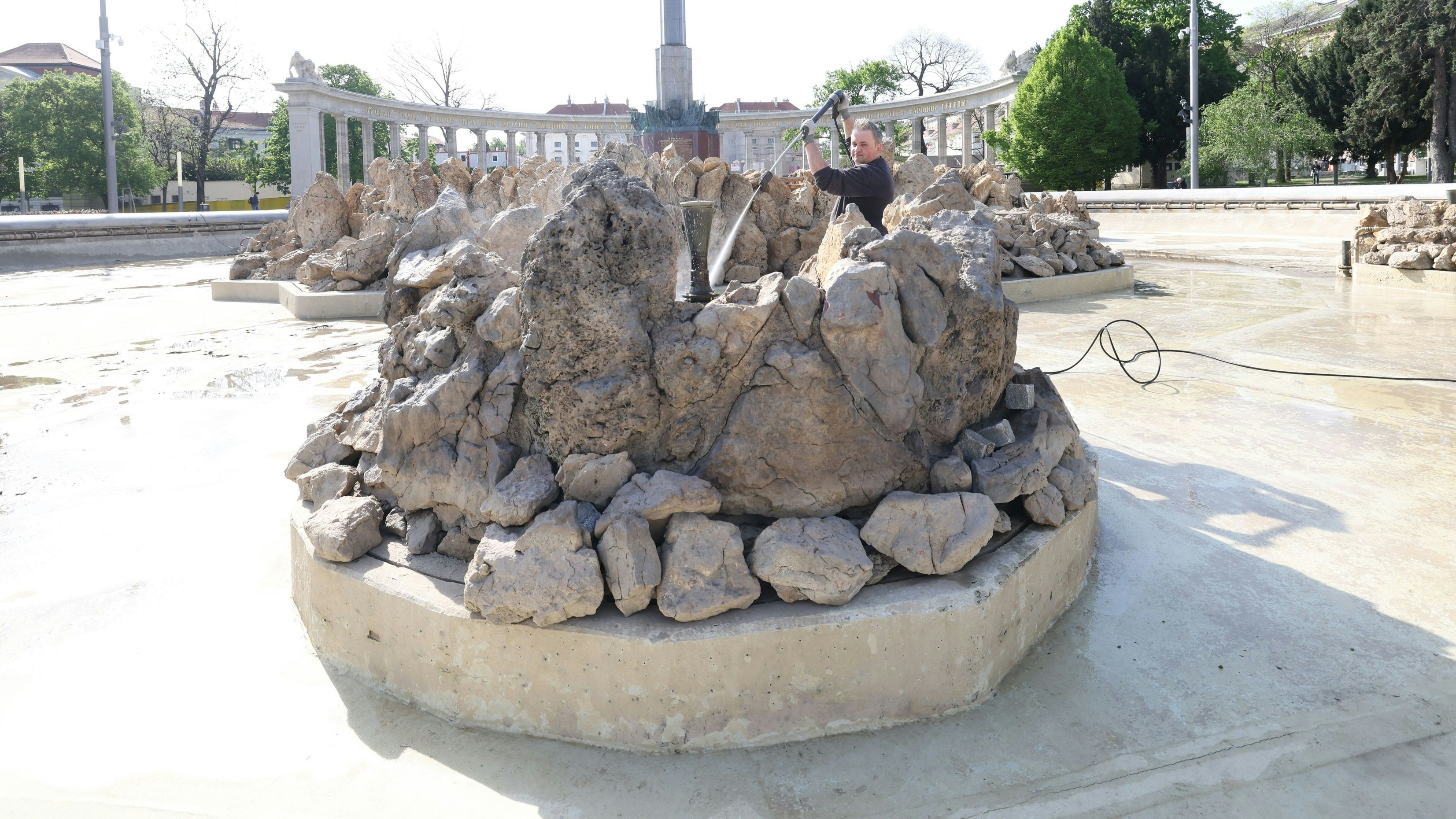 Der Hochstrahlbrunnen am Schwarzenbergplatz wurde von Mitarbeitern der MA 31 "Wiener Wasser" für die neue Saison gereinigt.