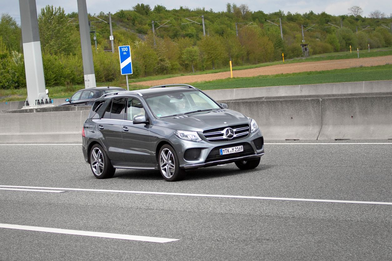Wegen Brandgefahr werden rund 350.000 Mercedes SUV zurückgerufen.