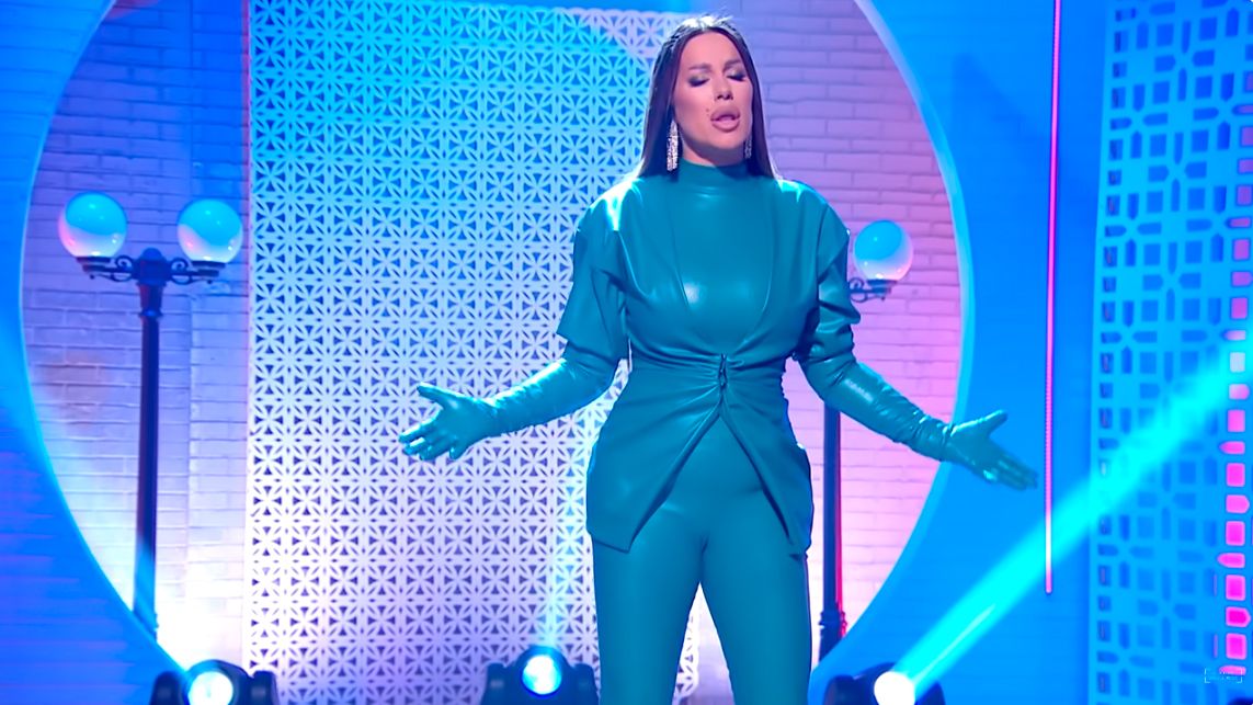 Der serbische Popstar Seka Aleksić in einem Musikvideo 2022.