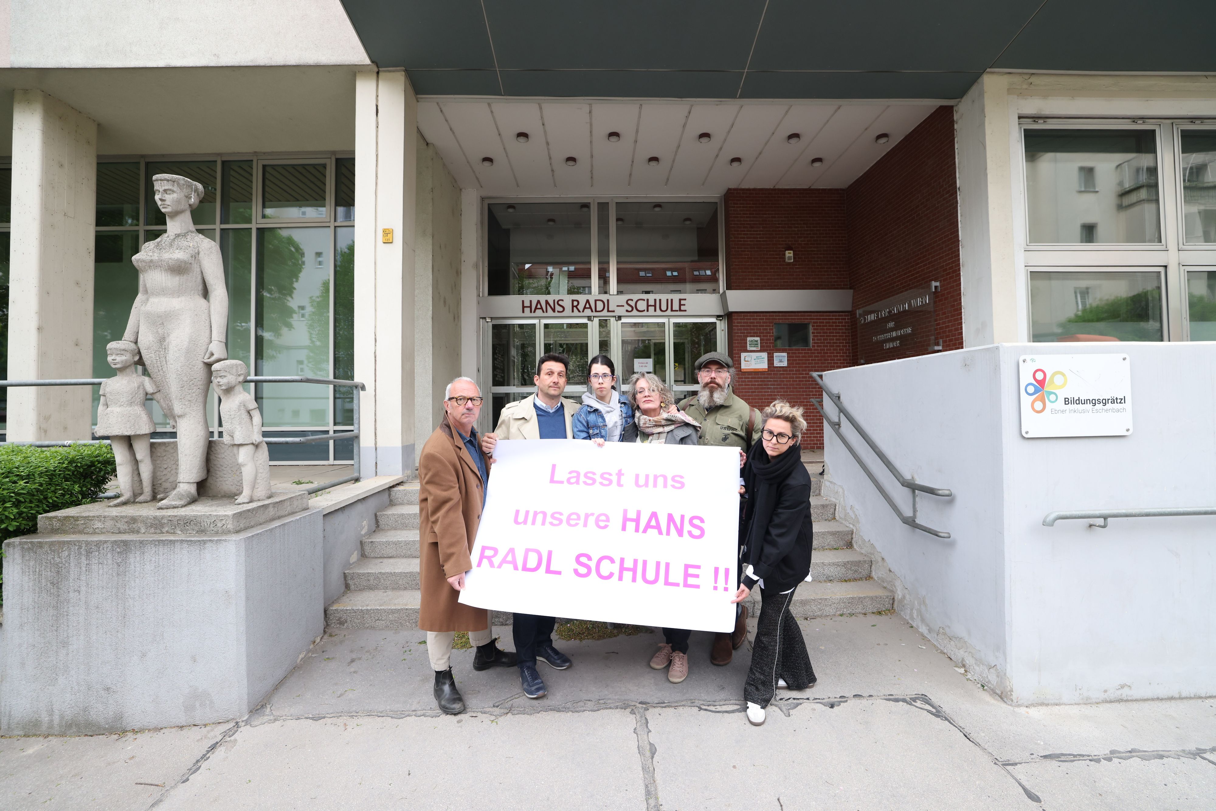 Betroffene Eltern und Schüler protestieren gegen die Pläne der Hans-Radl-Schule.