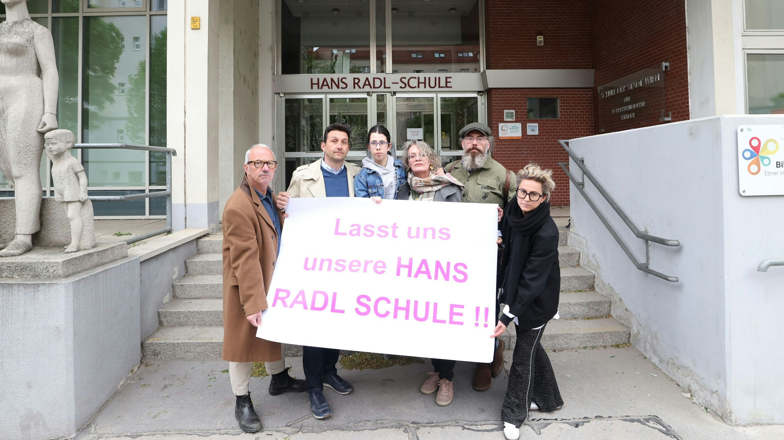 Betroffene Eltern und Schüler protestieren gegen die Pläne der Hans-Radl-Schule.