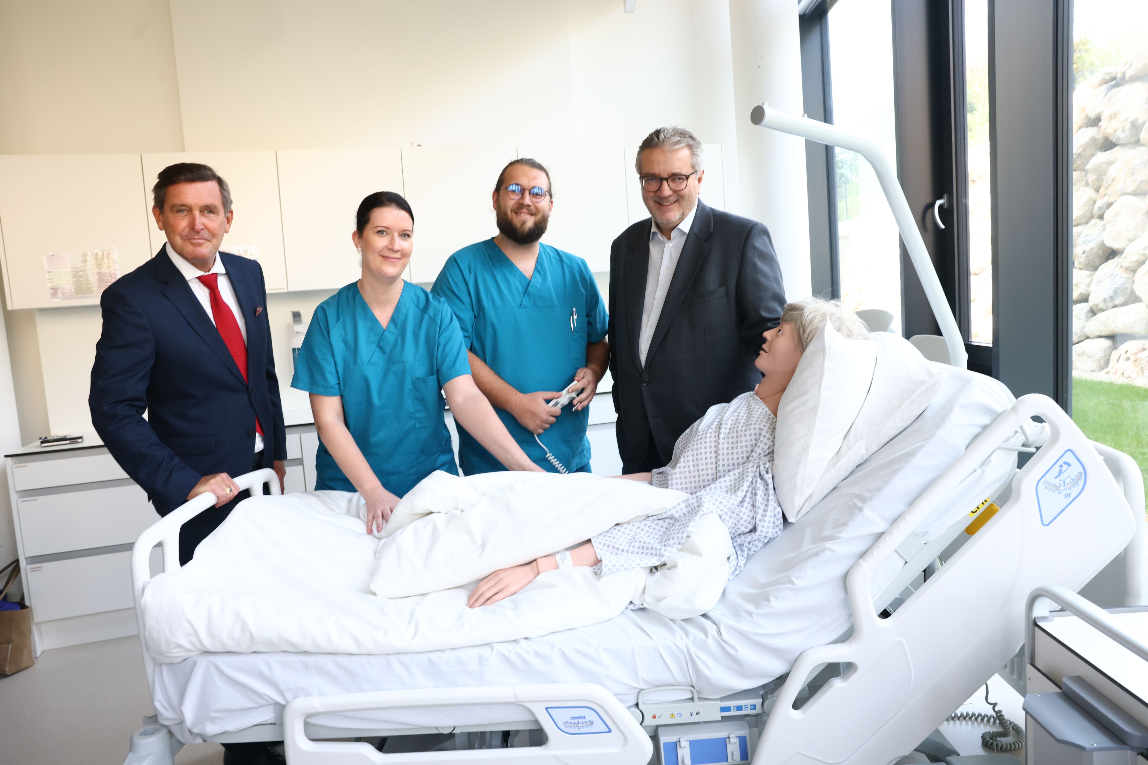 Wirtschaftsstadtrat Peter Hanke, Studierende der FH Campus Wien und Gesundheitsstadtrat Peter Hacker (v.l.).