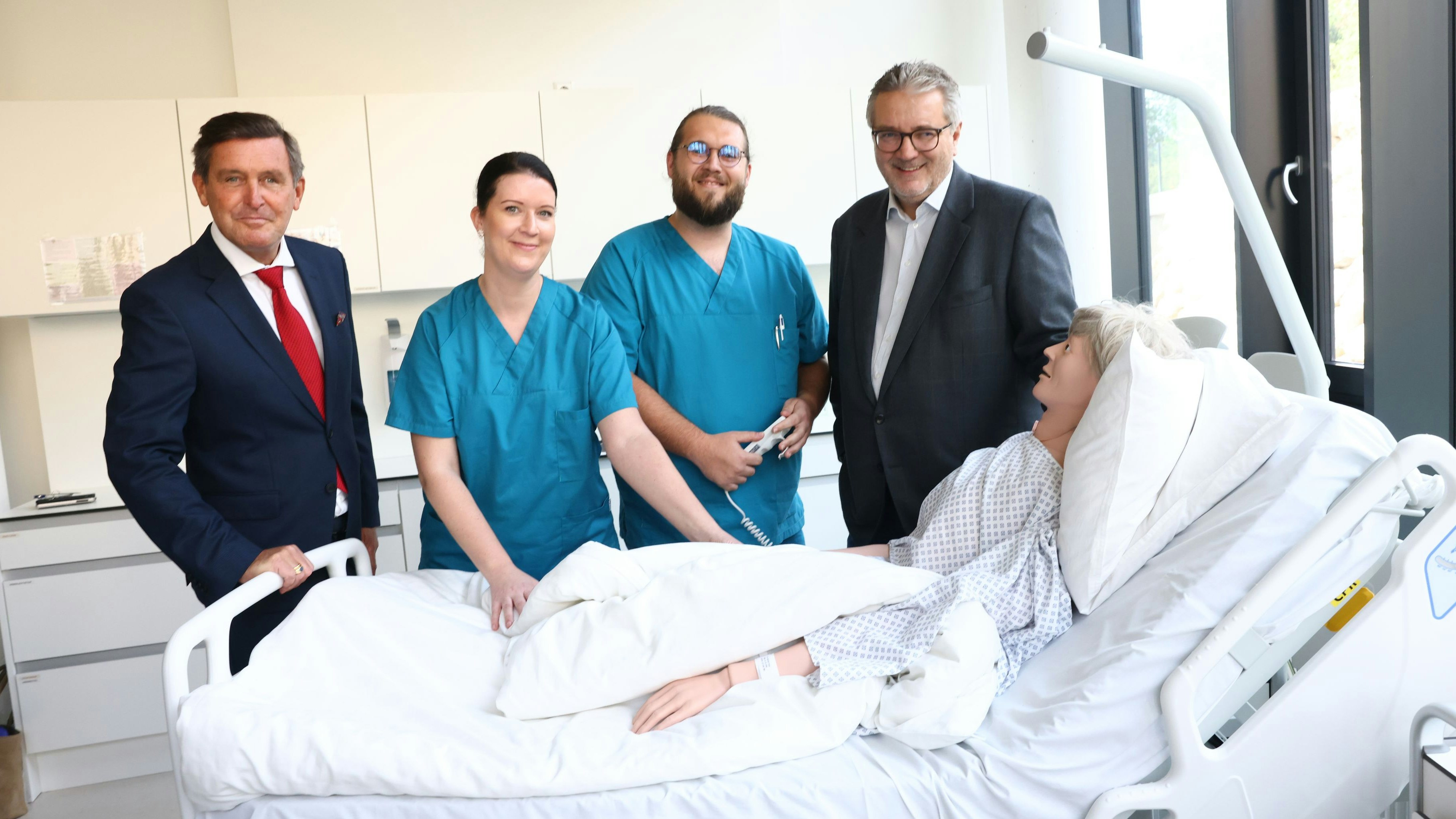 Wirtschaftsstadtrat Peter Hanke, Studierende der FH Campus Wien und Gesundheitsstadtrat Peter Hacker (v.l.).