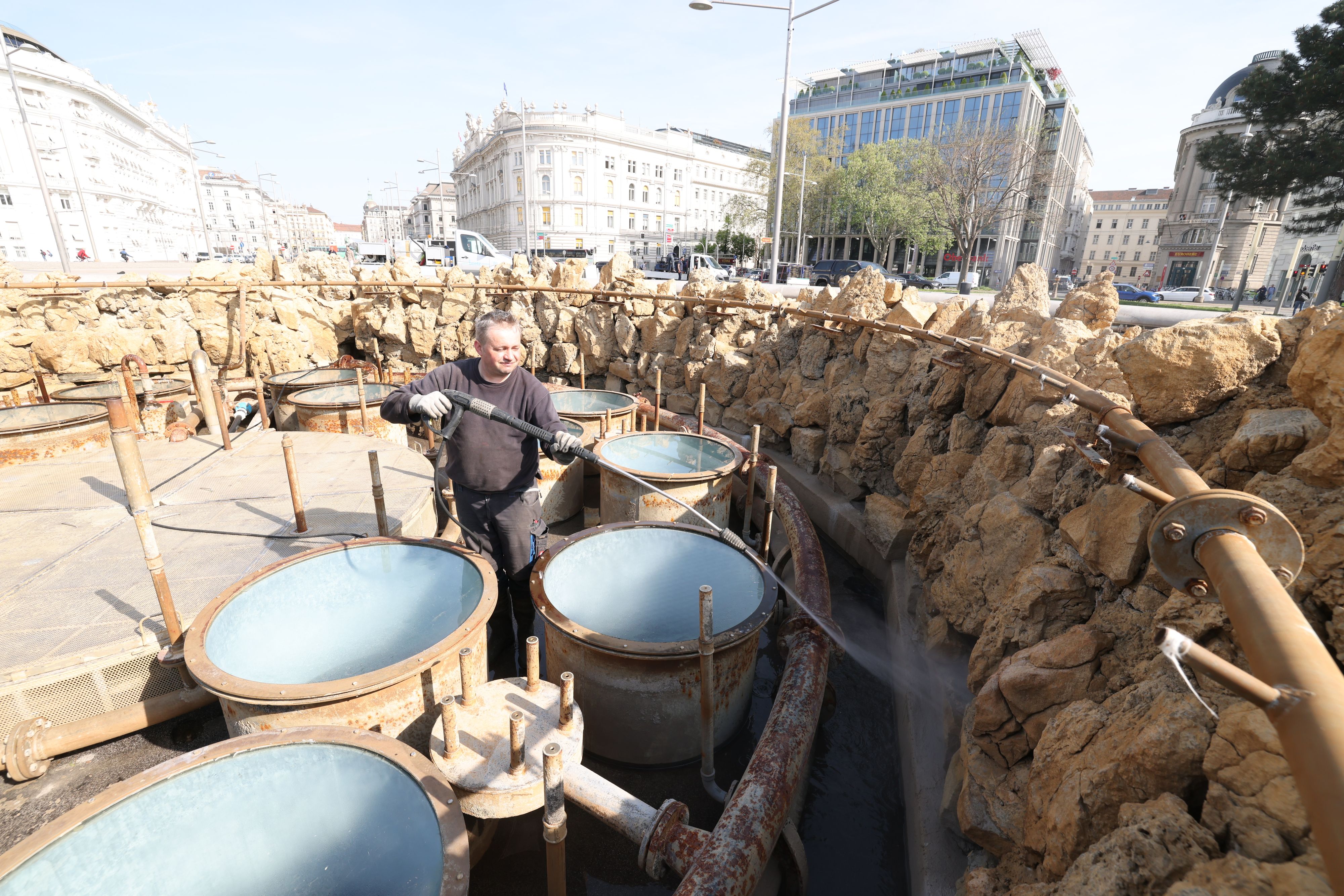 Der Hochstrahlbrunnen am Schwarzenbergplatz wurde von Mitarbeitern der MA 31 