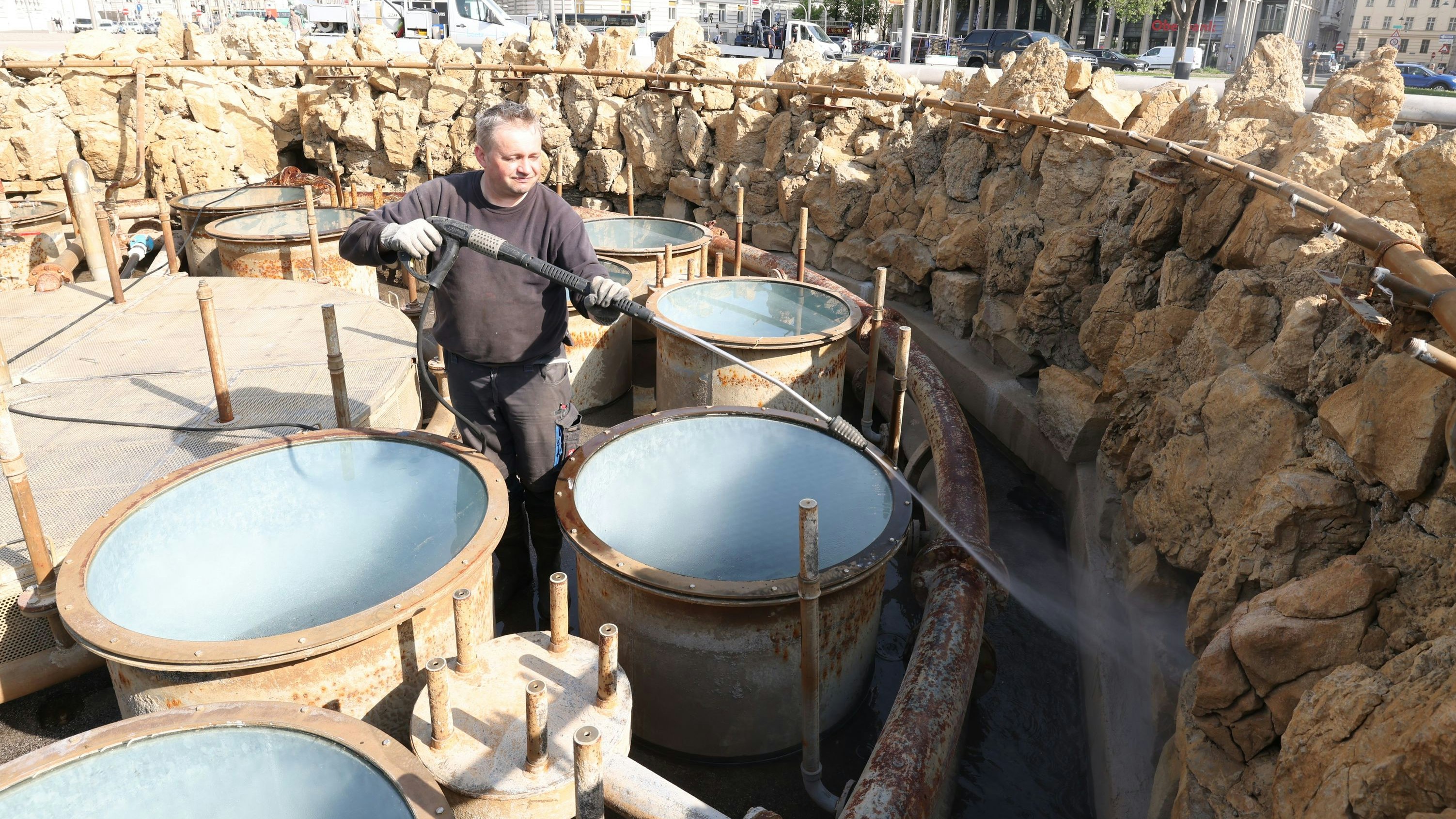 Der Hochstrahlbrunnen am Schwarzenbergplatz wurde von Mitarbeitern der MA 31 "Wiener Wasser" für die neue Saison gereinigt.