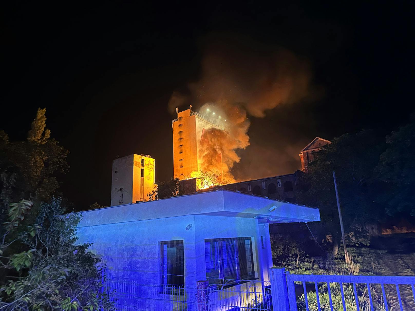 Brand in ehemaliger Brotfabrik: Feuerwehr im Großeinsatz