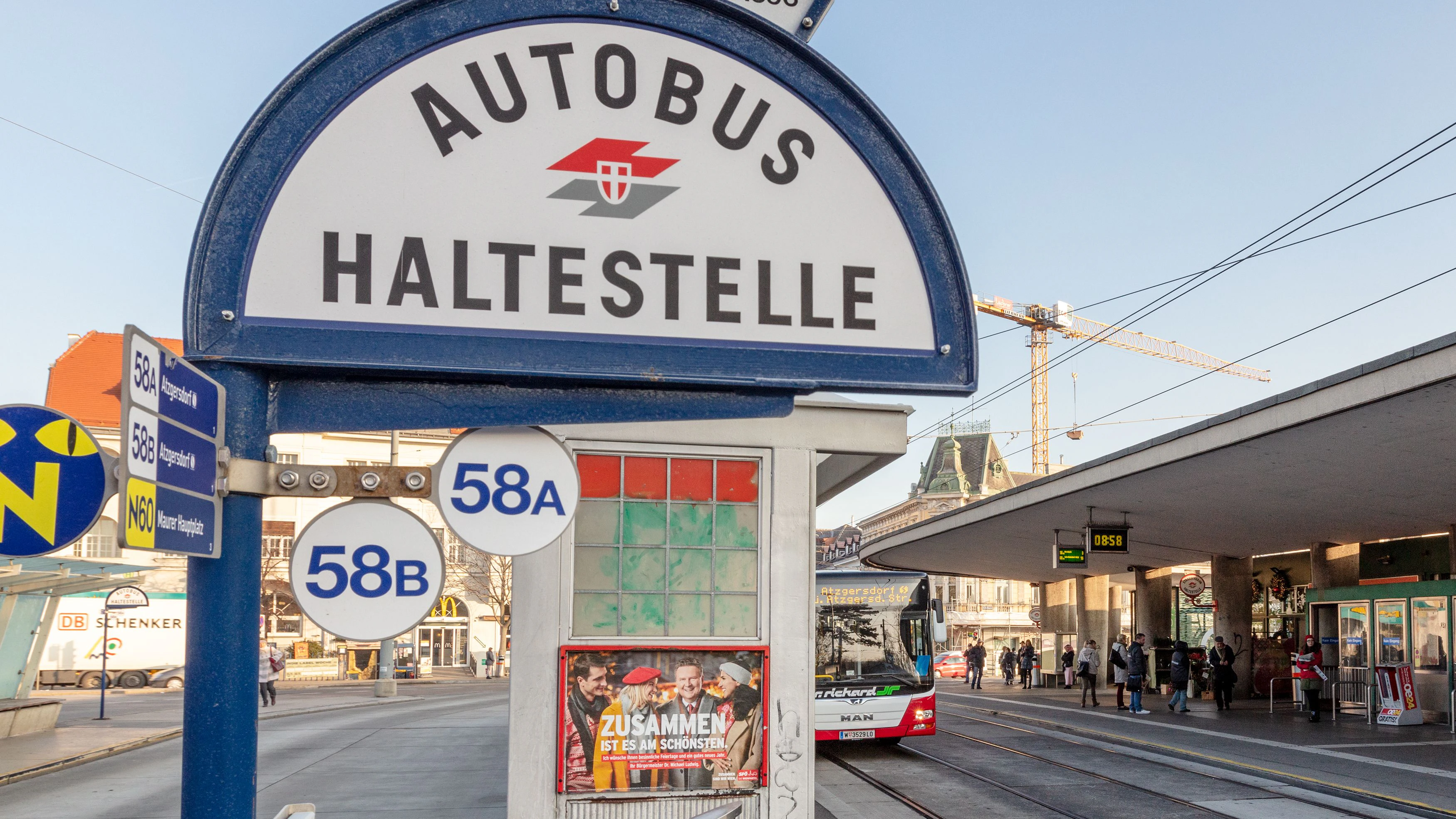 Haltestellentafel der Buslinien 58A  und 58B in Hietzing