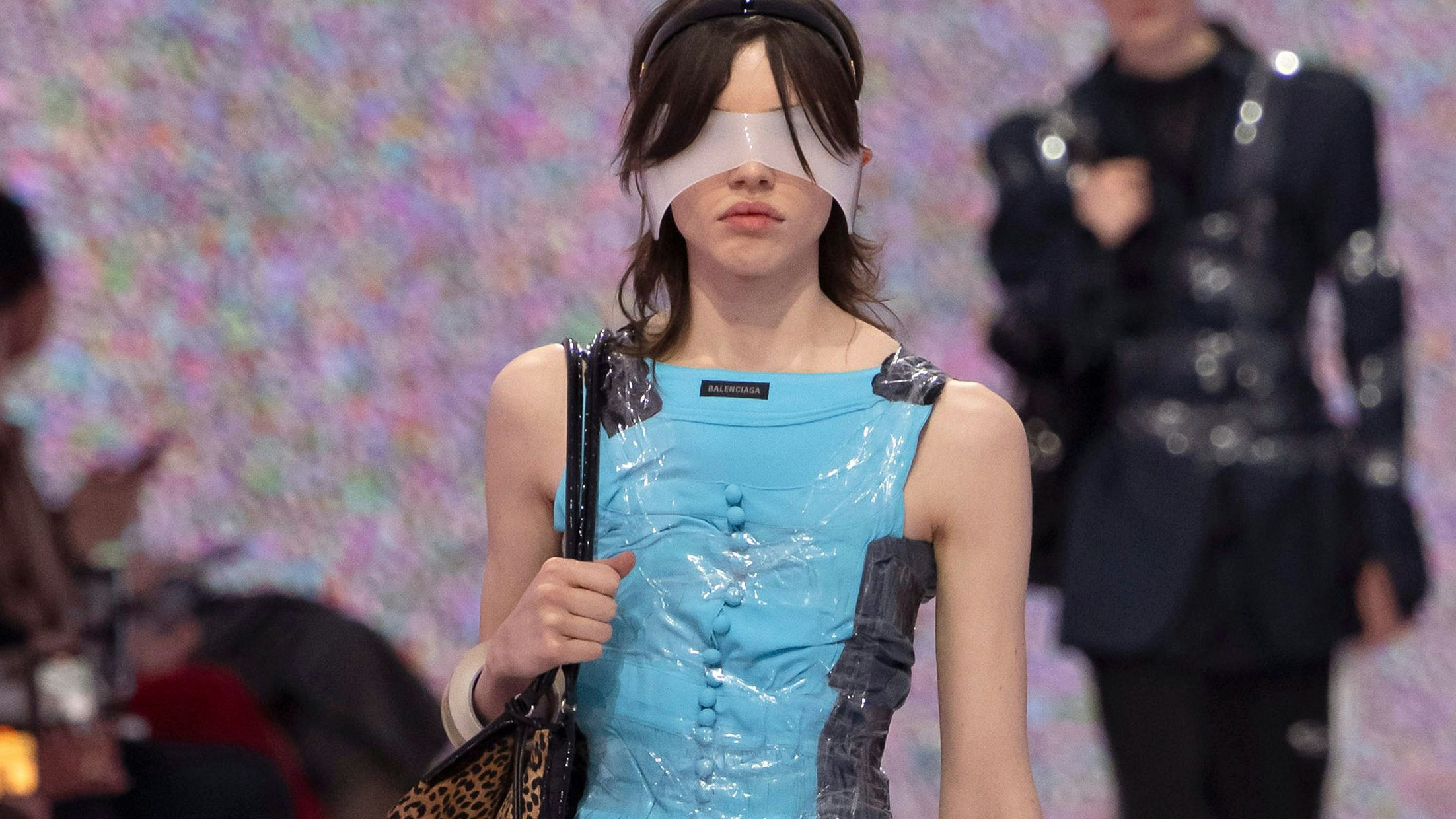 Das Klebeband "Gaffer Bangle" am Laufsteg von Balenciaga.