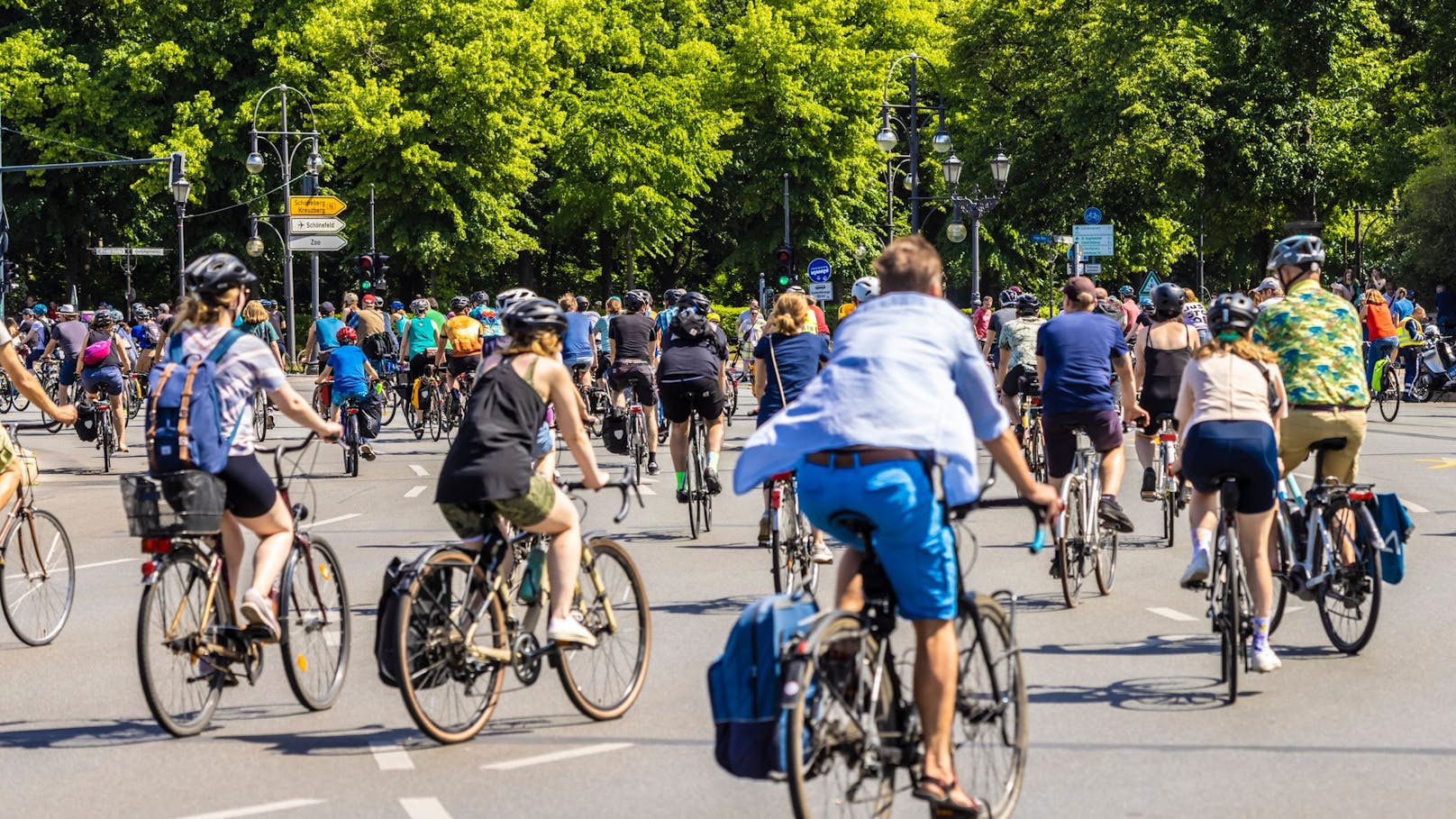 1.500 Radfahrer legen Wiener Praterstern lahm