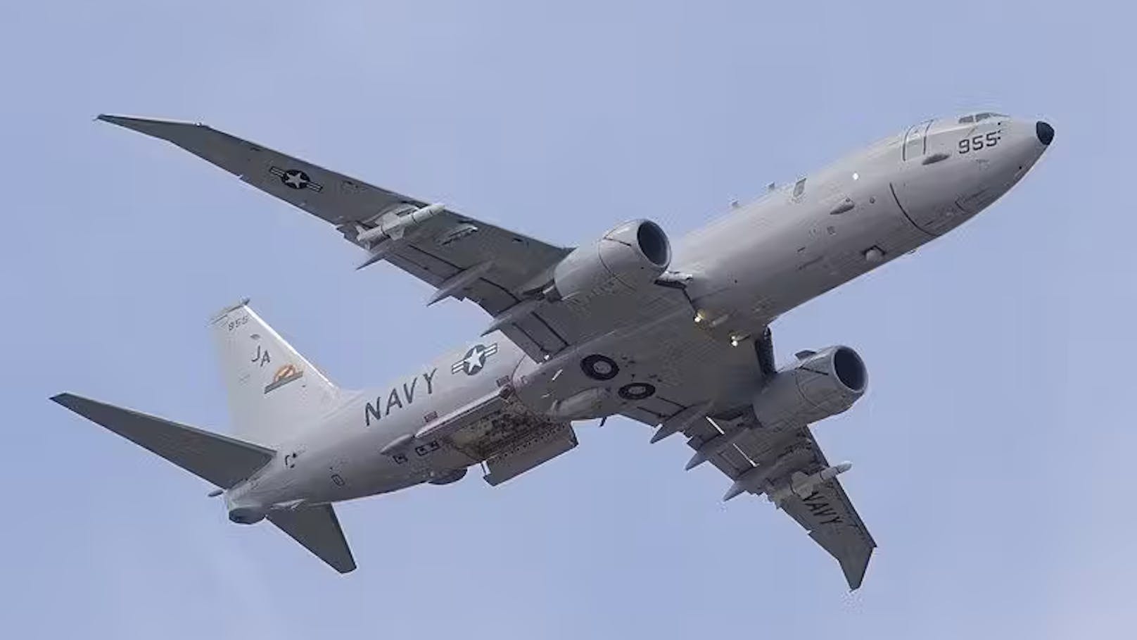 Eine P-8A Poseidon der Navy entdeckte die Schiffbrüchigen.