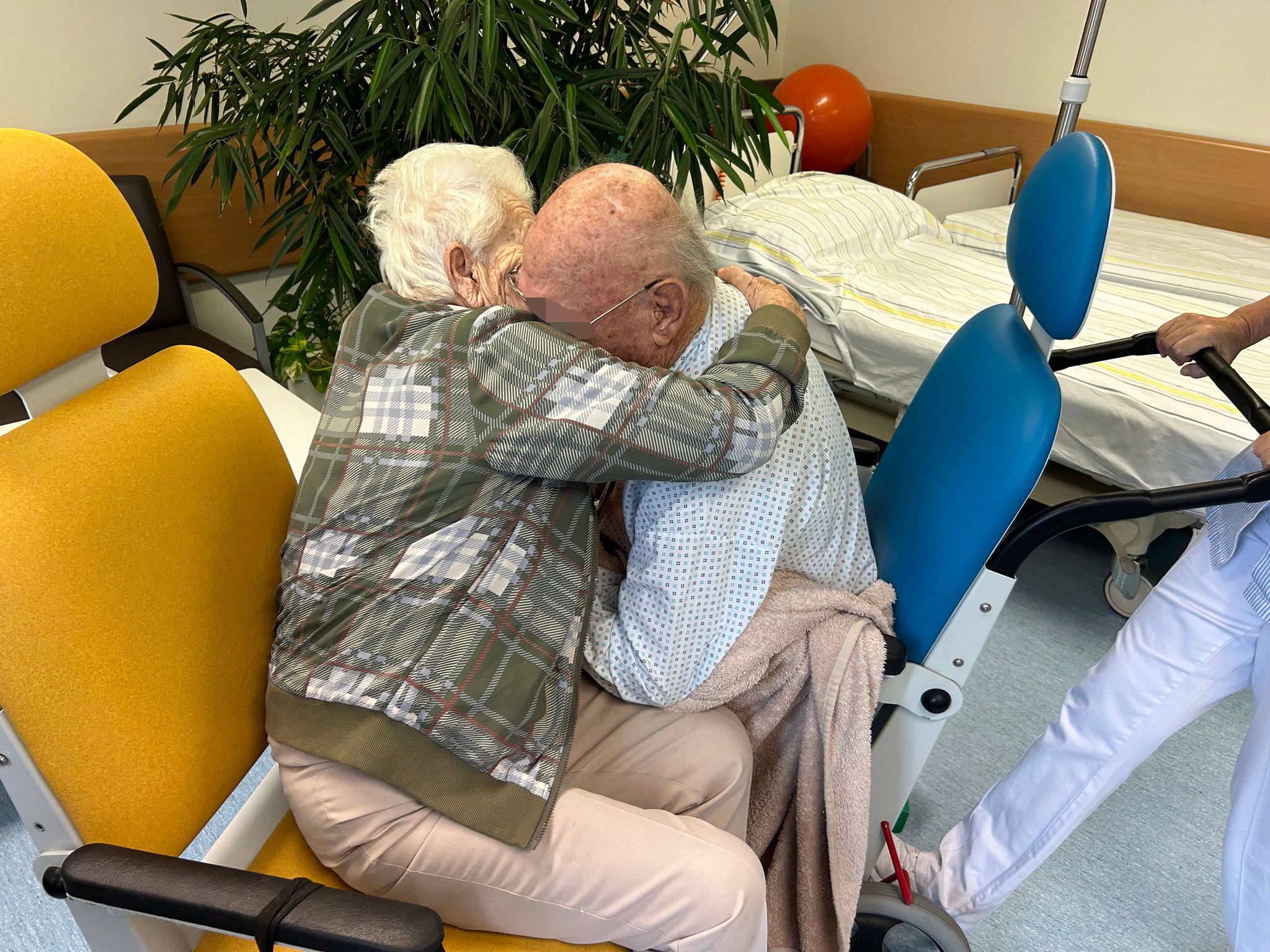 Eine besonders innige Umarmung: Endlich sahen sich Brigitta und ihr Ehemann wieder.