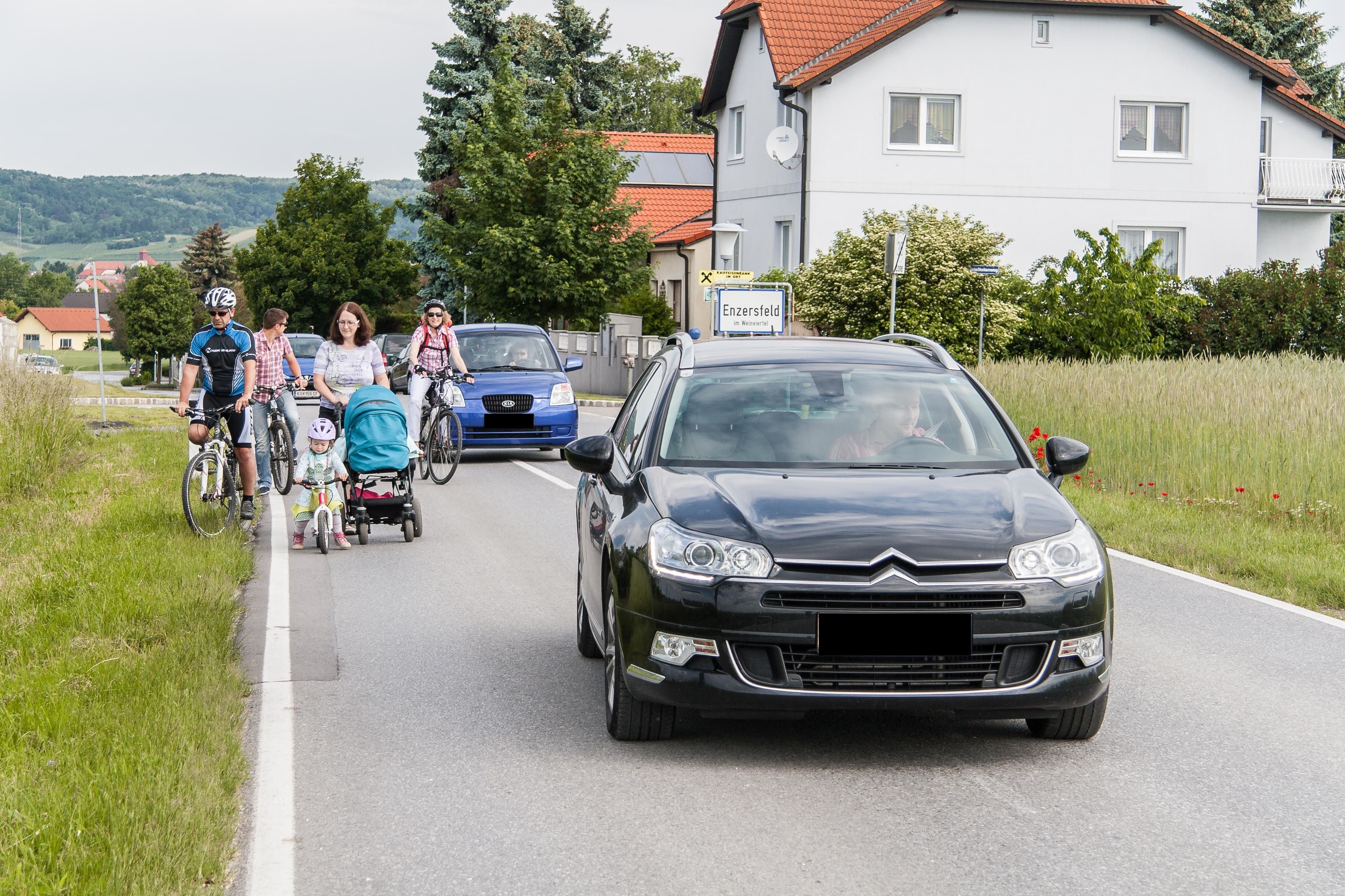 Auf einer Strecke von 300 Metern müssen sich Radfahrer die Strecke mit Pkw und Lkw teilen. 