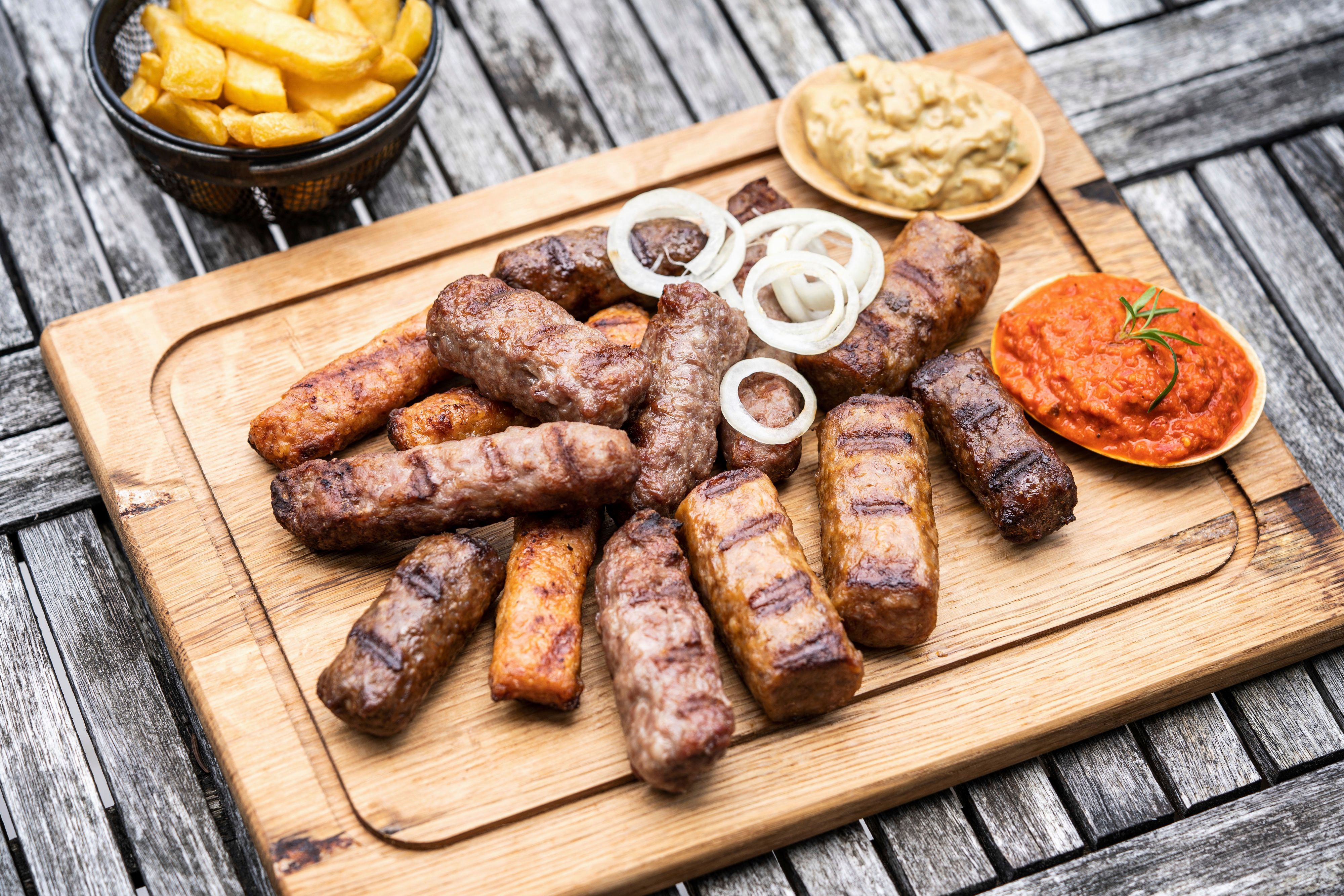 Von Ćevapi, Burek, Pljeskavica, Sogan-dolma, Gibanica bis hin zu Ajvar, Pita, Sataraš, Moussaka und Rakija sowie verschiedenen anderen Balkan-Fruchtbranntweinen gibt's alles beim Balkan Food Festival am Samstag und Sonntag