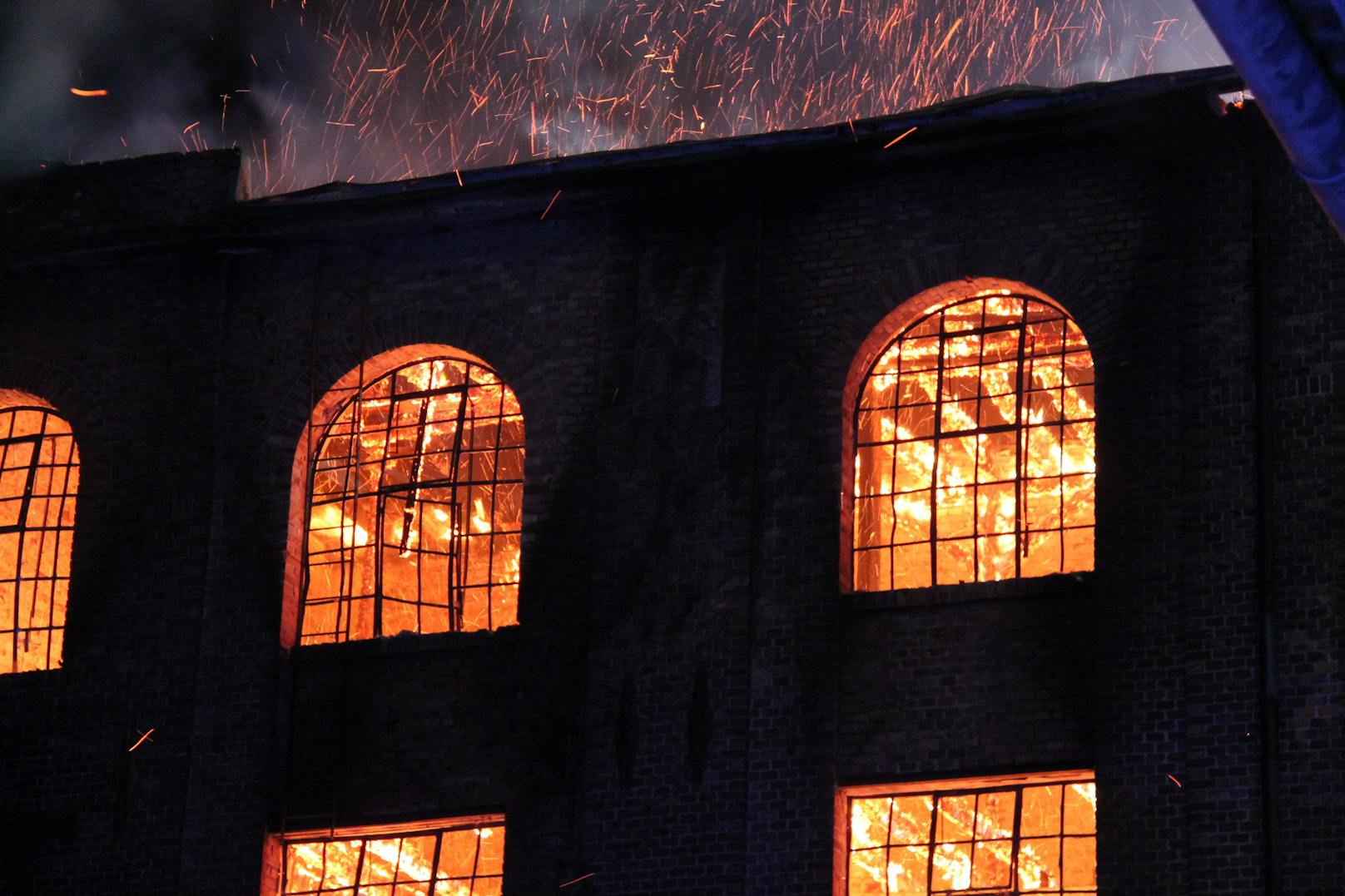 Brand in ehemaliger Brotfabrik: Feuerwehr im Großeinsatz