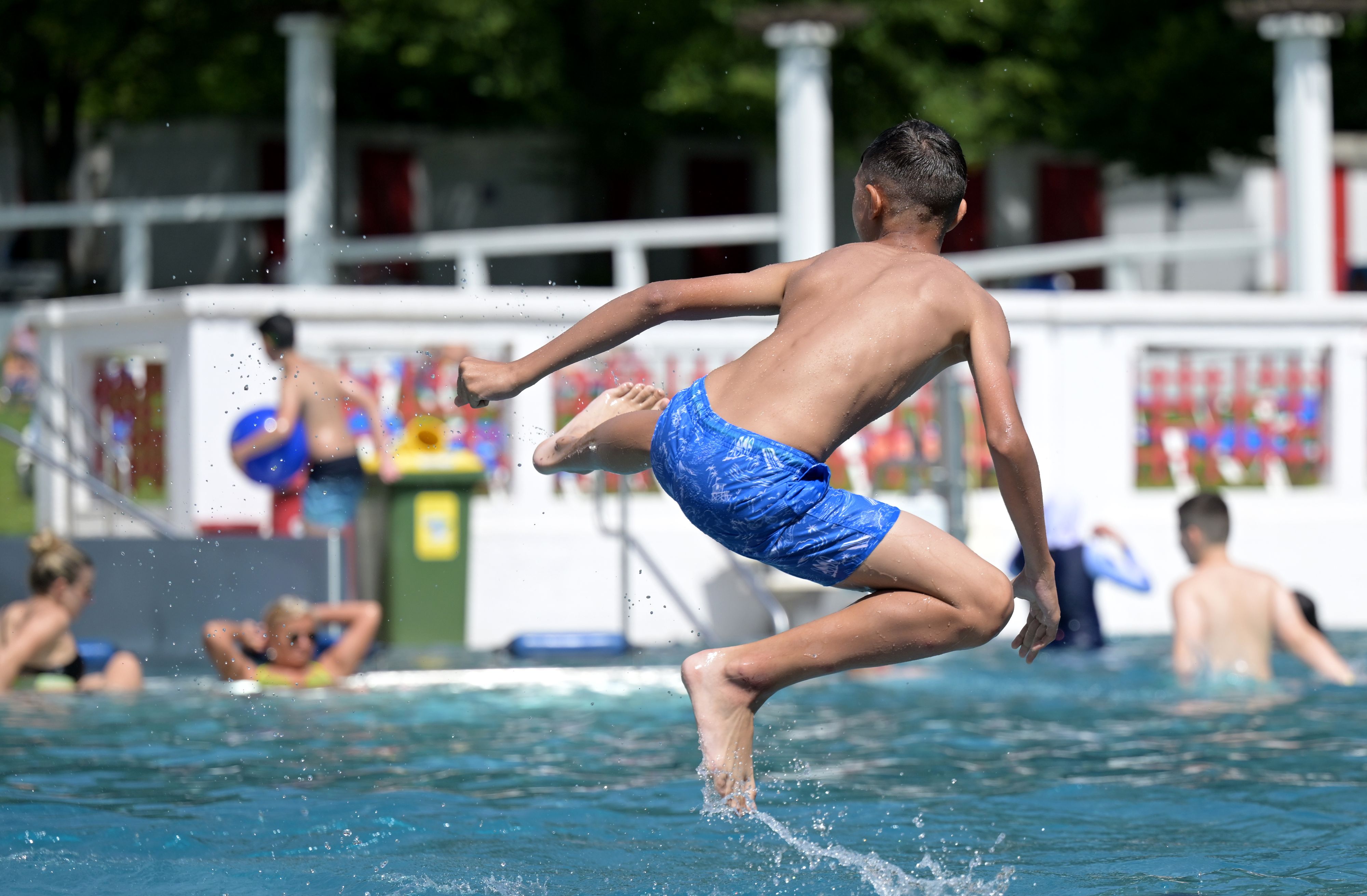 Ein Sprung ins Sommerglück: In Wiens Freibädern toben Kinder wieder durchs Wasser – die Badesaison 2025 ist eröffnet.