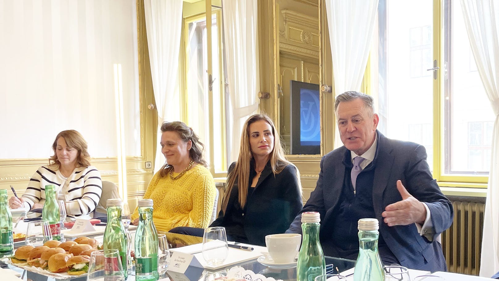 Oak-View-Spitze in Wien: CEO Tim Leiweke, Francesca Bodie, Jessica Koravos, Kristina Heney (v.l.)