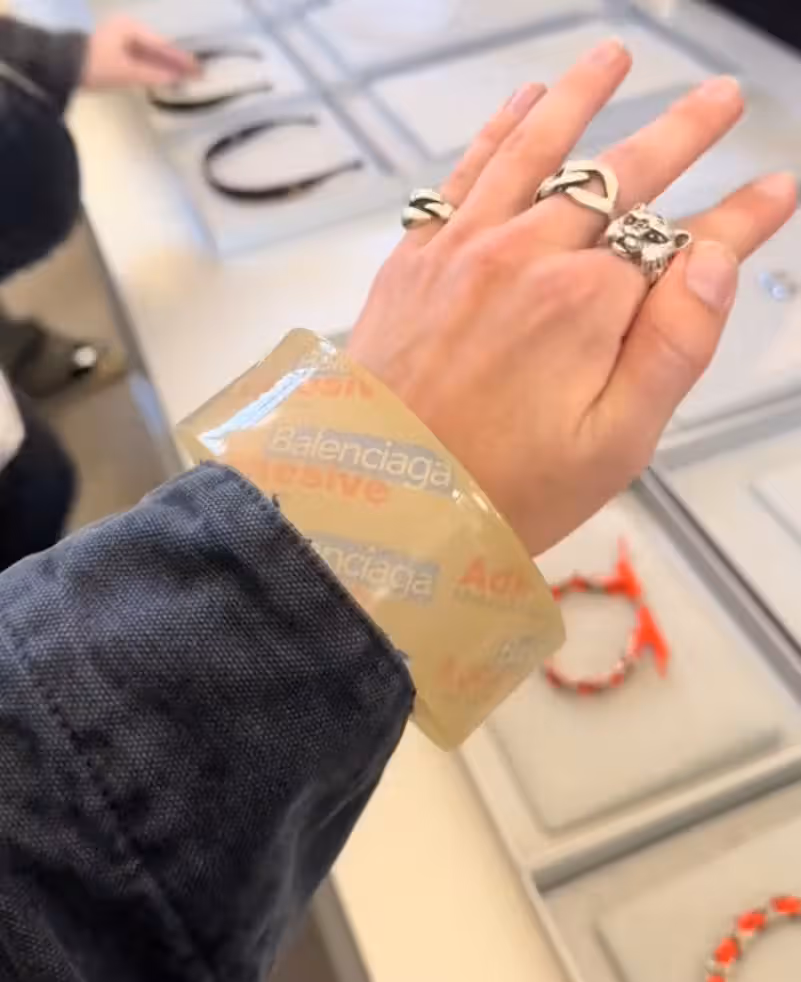Ein Armband, das aussieht wie eine Rolle Klebeband. Das gibt es jetzt bei Balenciaga.