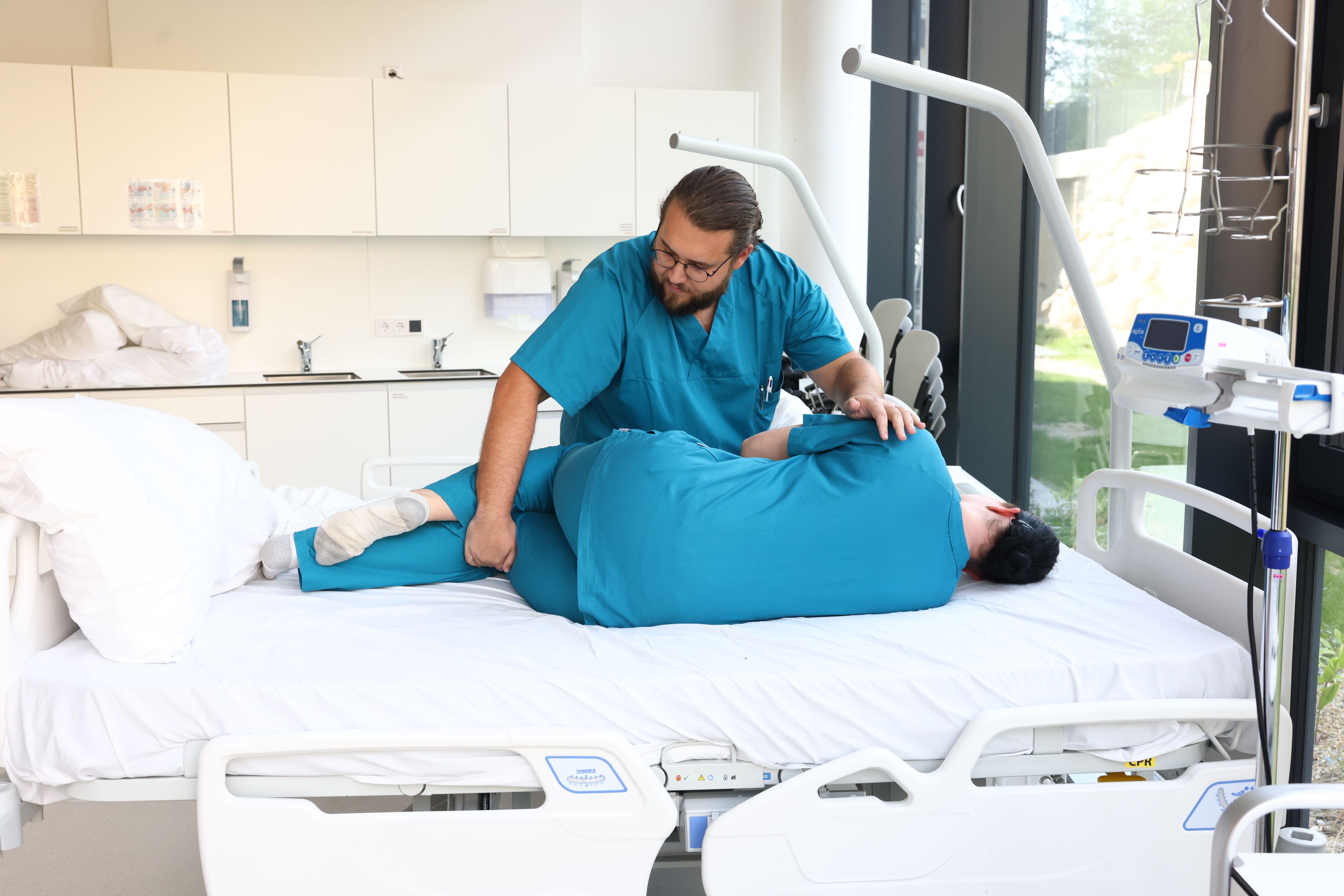 Pflegefachkräfte sind schon jetzt sehr gesucht, und der Bedarf wird weiter steigen. Auch in Wien wurde kürzlich ein neues Programm vorgestellt, das Quereinsteiger für den Pflegeberuf begeistern soll.