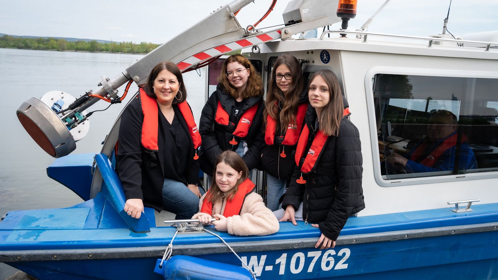 2023 war Vizebürgermeisterin Kathrin Gaál zu Besuch bei der viadonau – Österreichische Wasserstraßen-Gesellschaft mbH und fuhr gemeinsam mit den teilnehmenden Mädchen mit einem Vermessungsboot auf der Donau.