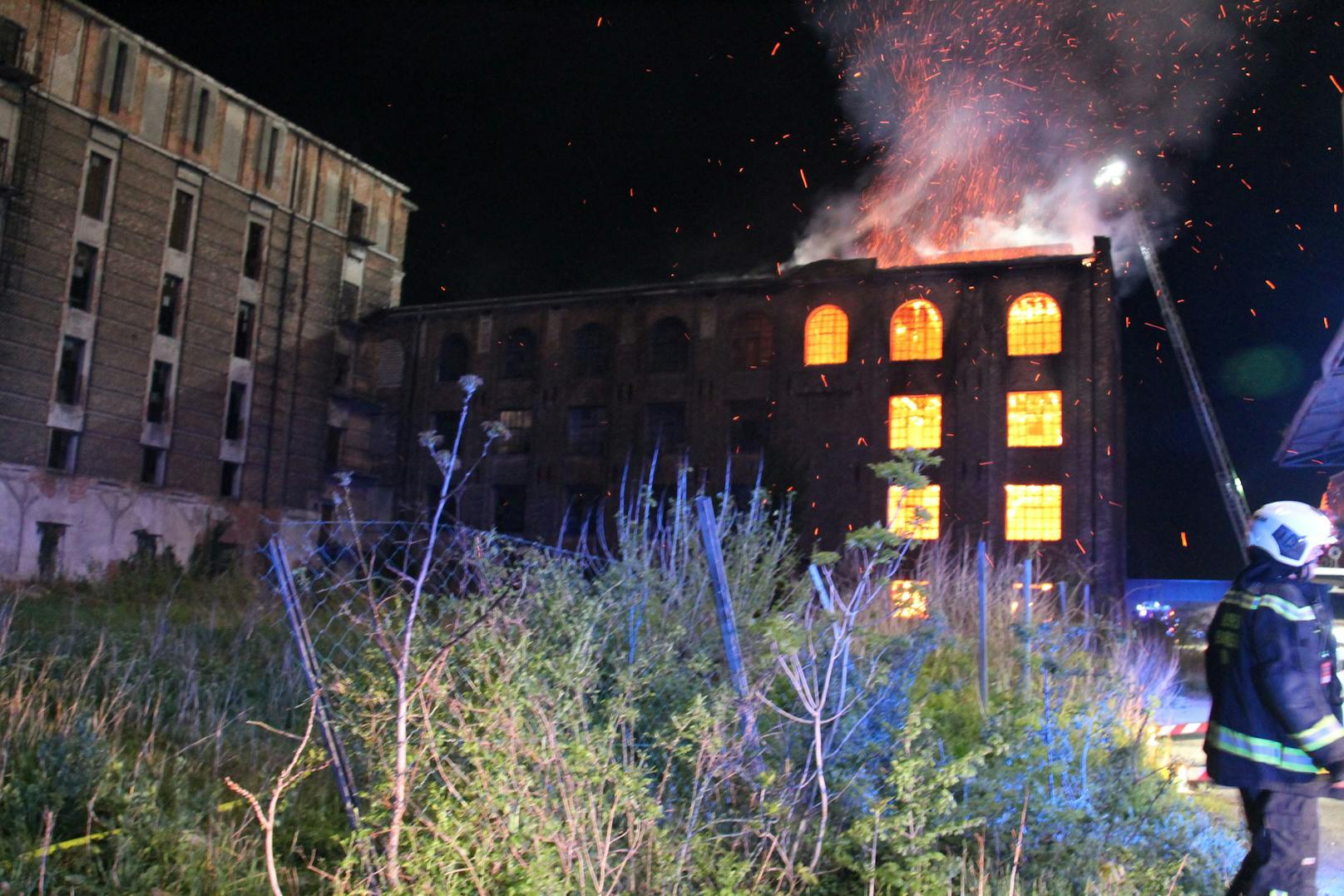 Brand in ehemaliger Brotfabrik: Feuerwehr im Großeinsatz