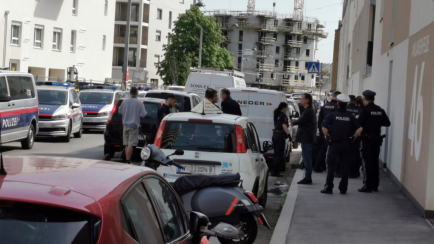 Am Donnerstag kam es zu einem Polizei-Großeinsatz. Die Polizei hielt einen Mann am Boden fest.