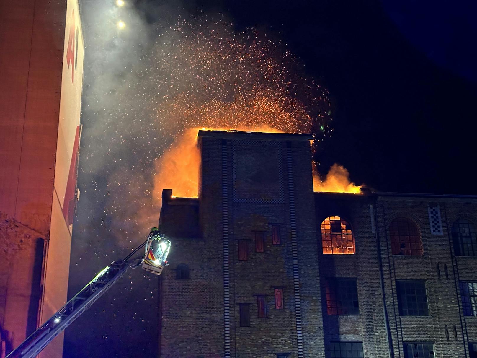 Brand in ehemaliger Brotfabrik: Feuerwehr im Großeinsatz