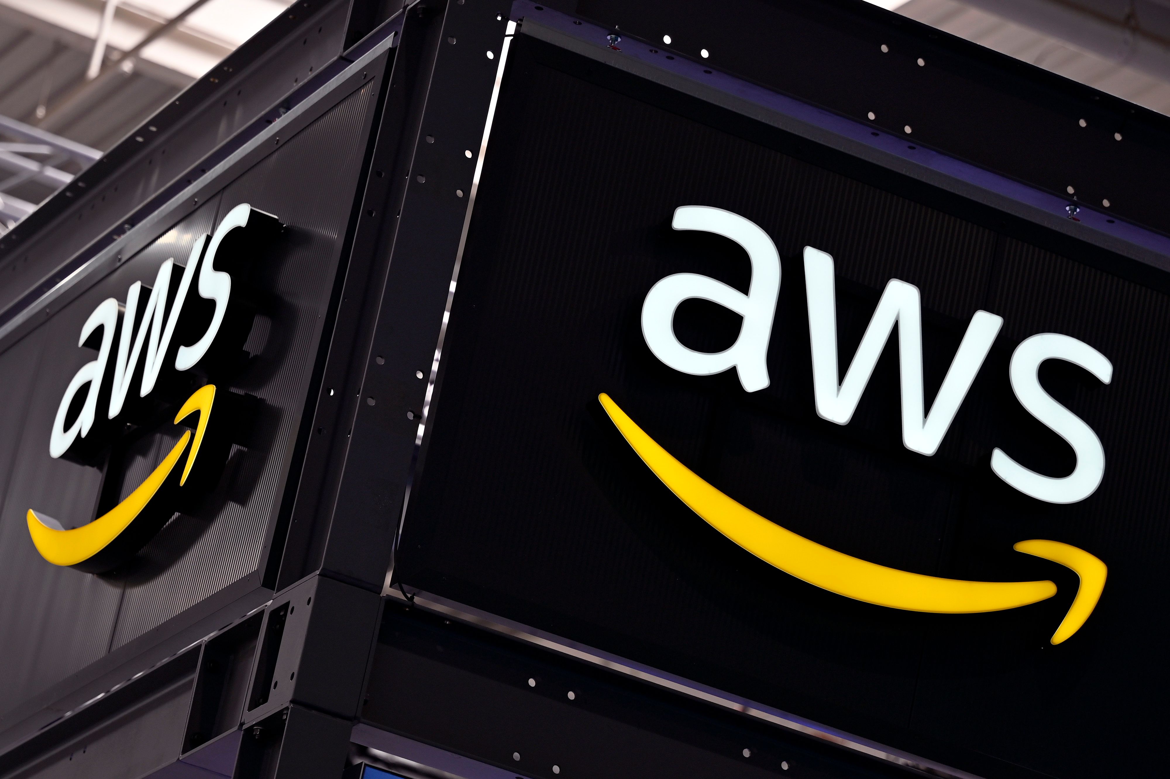 Amazon Web Services (AWS) ist ein Cloud-Computing-Anbieter, der 2006 als Tochterunternehmen des Online-Versandhändlers Amazon.com gegründet wurde.