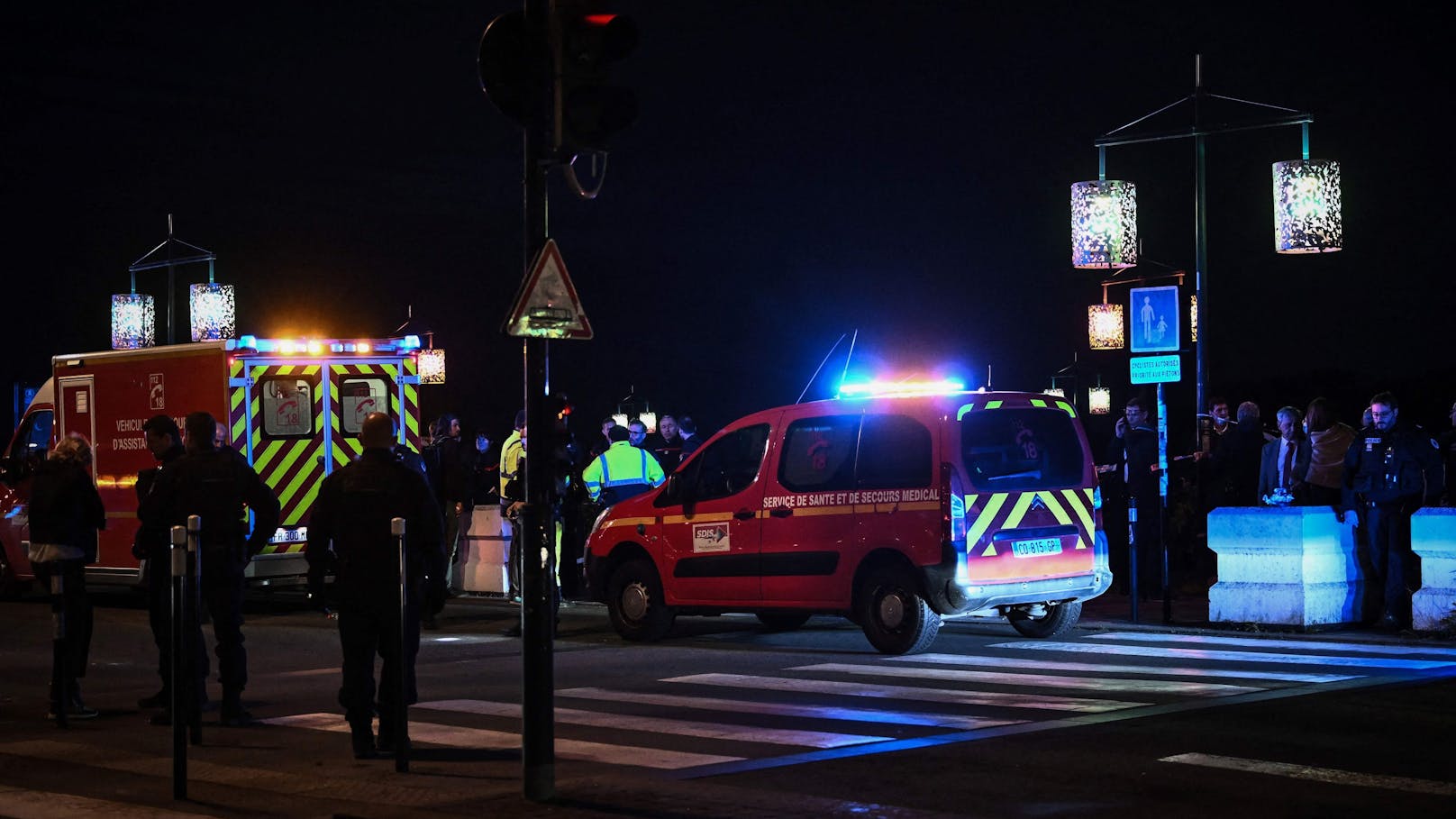 Ein Mann hat in Bordeaux einen Fußgänger erstochen und einen weiteren schwer verletzt. Er wurde auf der Flucht von der Polizei getötet.