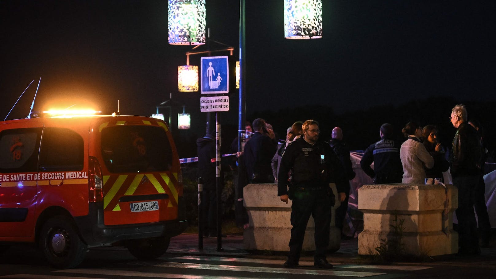 Ein Mann hat in Bordeaux einen Fußgänger erstochen und einen weiteren schwer verletzt. Er wurde auf der Flucht von der Polizei getötet.