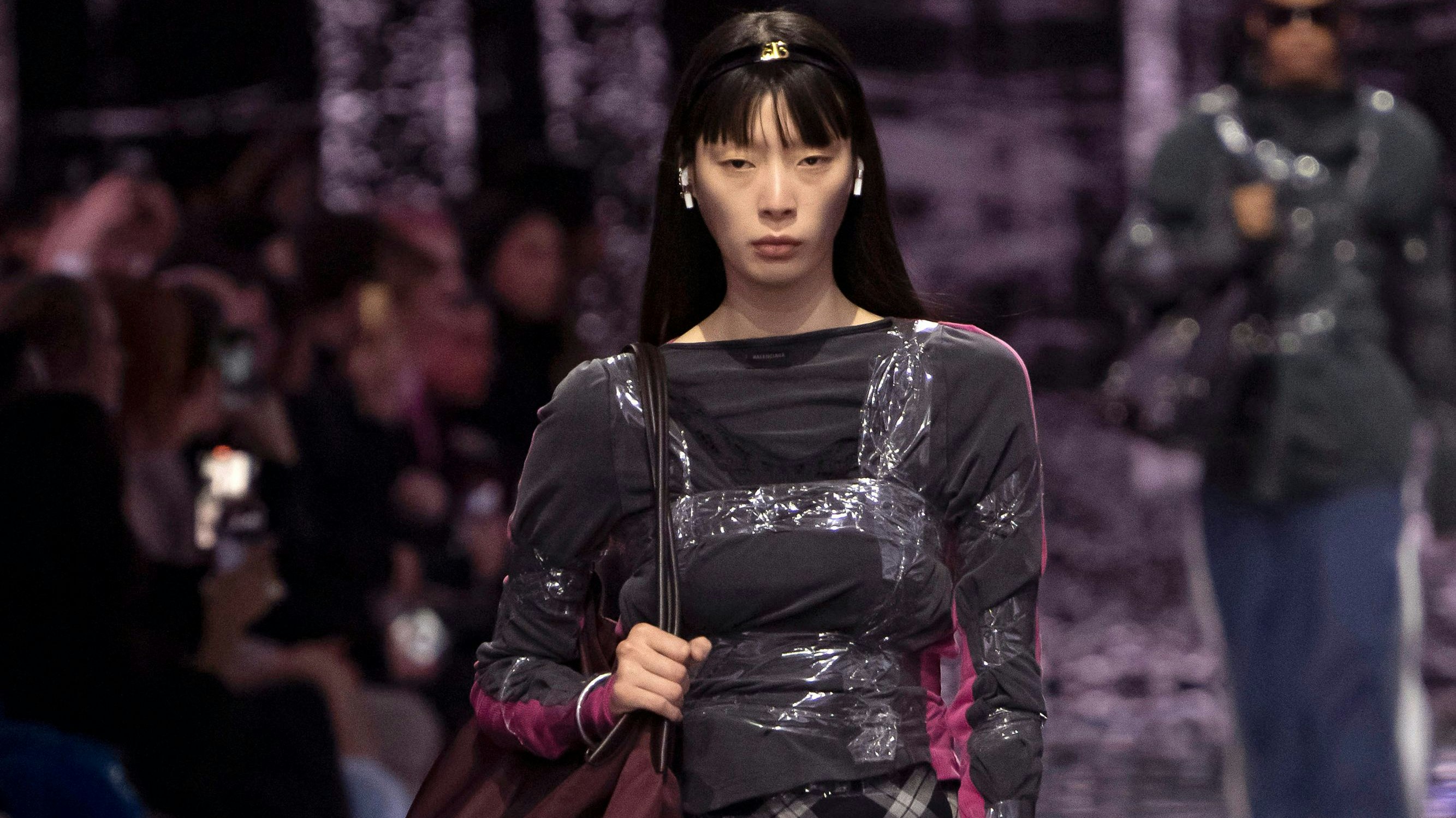 Klebeband kommt in der neuen Kollektion öfter vor.