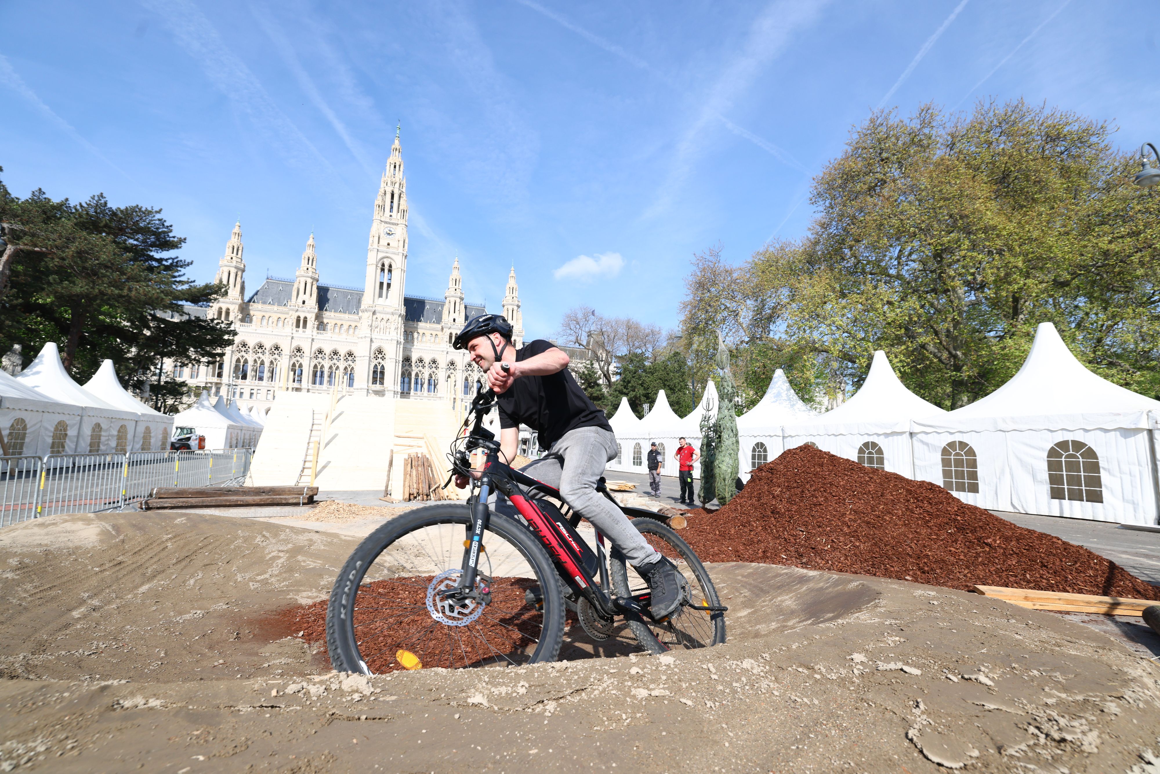 Argus Bike Festival: Hier wird der E-Mountainbike Parkour vorm Rathaus von Projektleiter Christoph (29) getestet. Seit Mitte der Woche wird hier alles für das Argus Bike Festival am Wochenende vorbereitet.