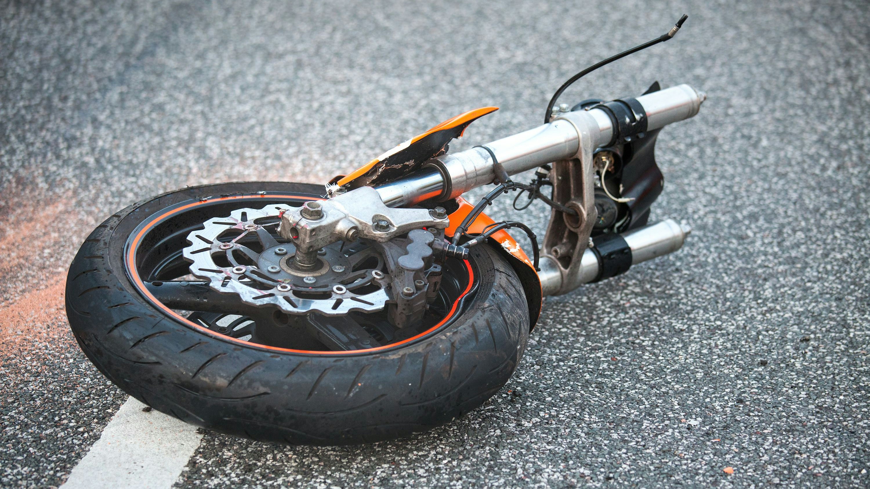 Heute.at - Medizinischer Notfall: Motorradfahrer stürzt und stirbt