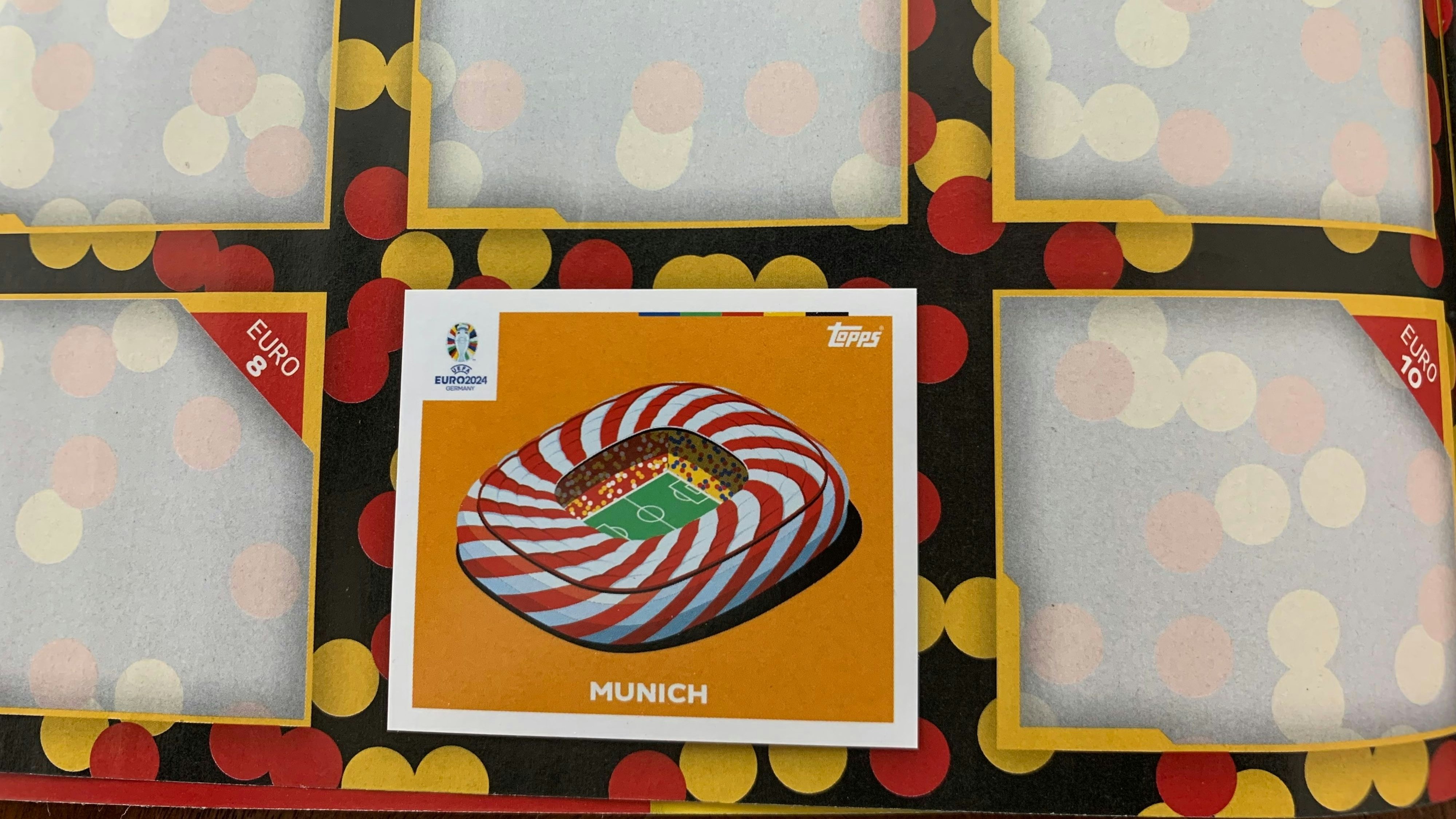 Das Artwork ist gewöhnungsbedürftig, die Münchner Fußballarena sieht hier aus wie eine amerikanische Zuckerstange