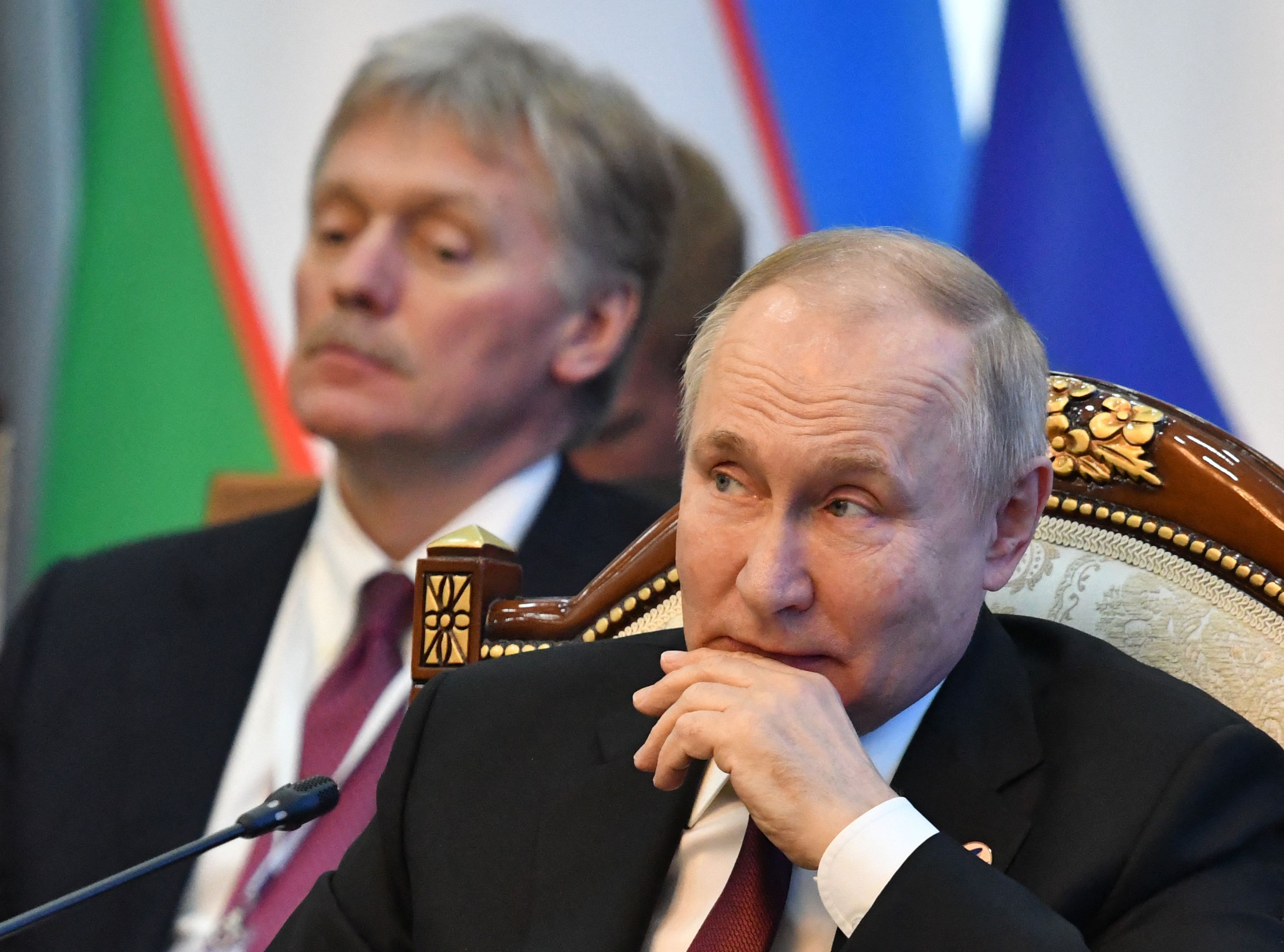 Russlands Präsident <strong>Wladimir Putin</strong> (rechts) und sein Sprecher <strong>Dmitri Peskow</strong>
