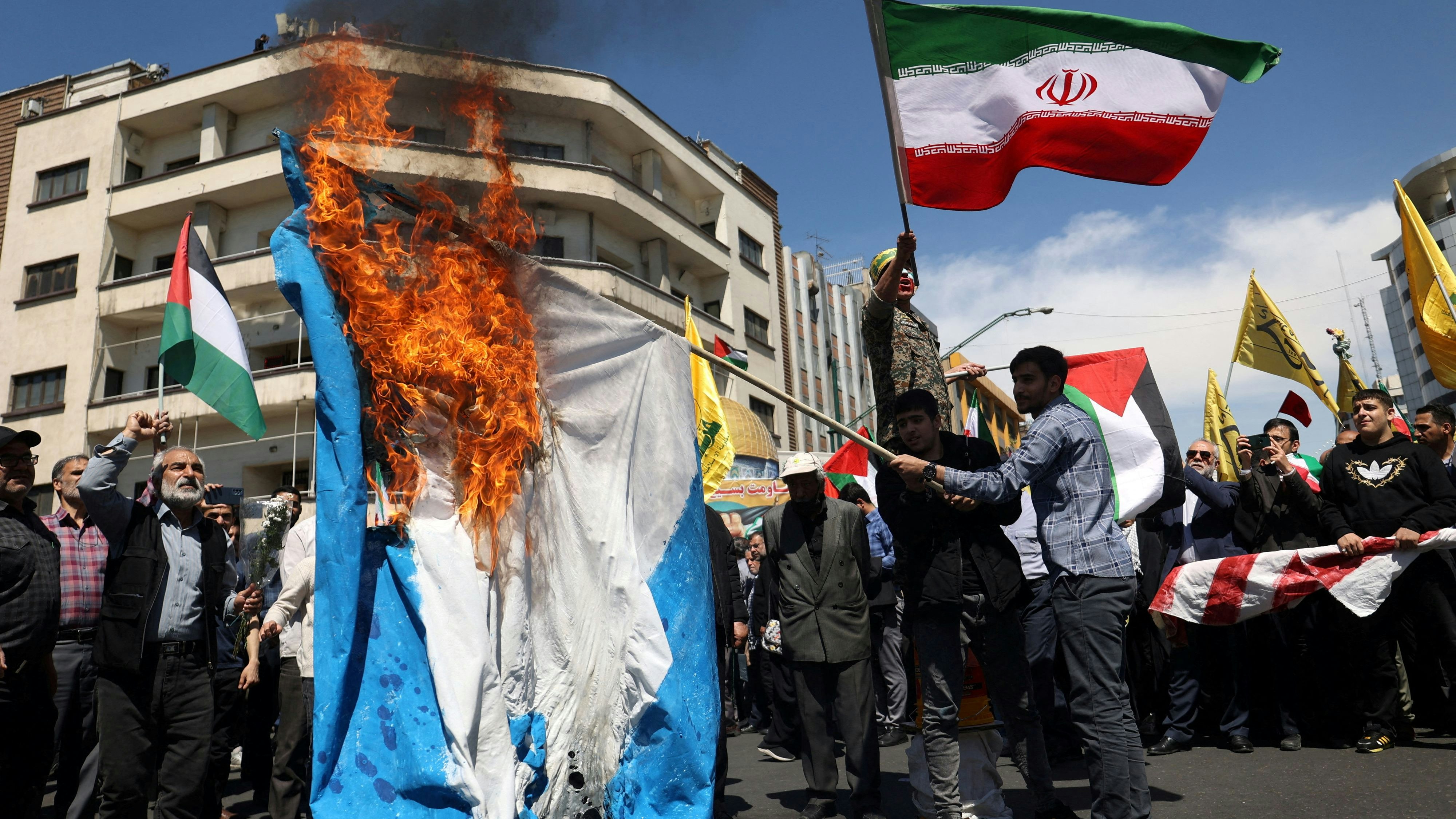 Fahnenverbrennung in Teheran beim Begräbnis von in Damaskus getöteten Mitgliedern der Revolutionsgarde am 5. April 2024.