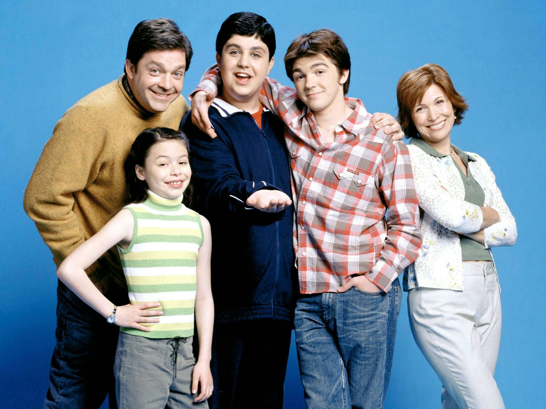 Drake Bell (kariertes Hemd) machte Missbrauch an ihm öffentlich. Josh Beck (links neben ihm) und Nancy Sullivan (rechts) stehen ihm bei.