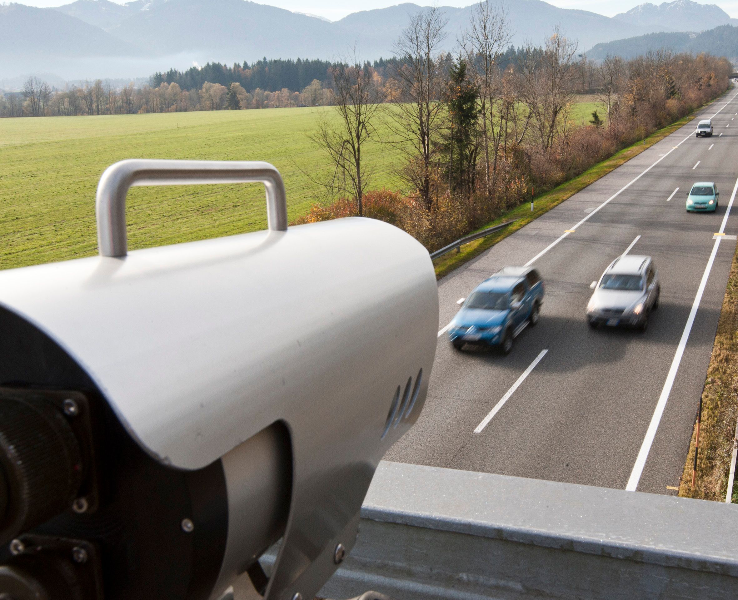Nicht nur Rasen kann teuer werden. Die modernen Geräte ertappen auch Drängler. (Archivbild)