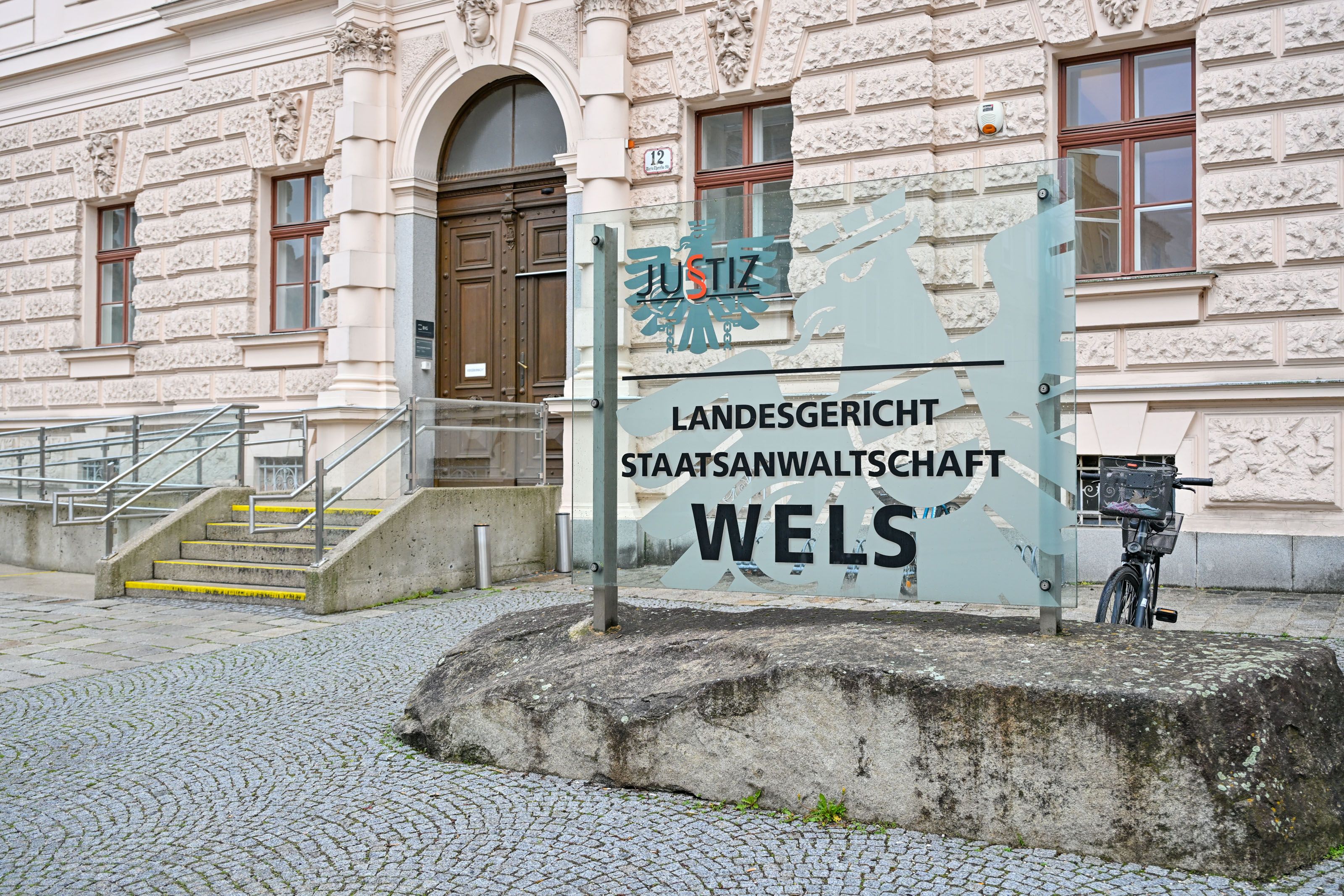 Die Staatsanwaltschaft Wels erhebt schwere Vorwürfe gegen eine Anwältin, einen Sachverständigen und einen Gutachter.