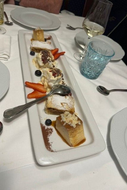 Dessertplatte mit Rozata, Feigenstrudel und Paradizet