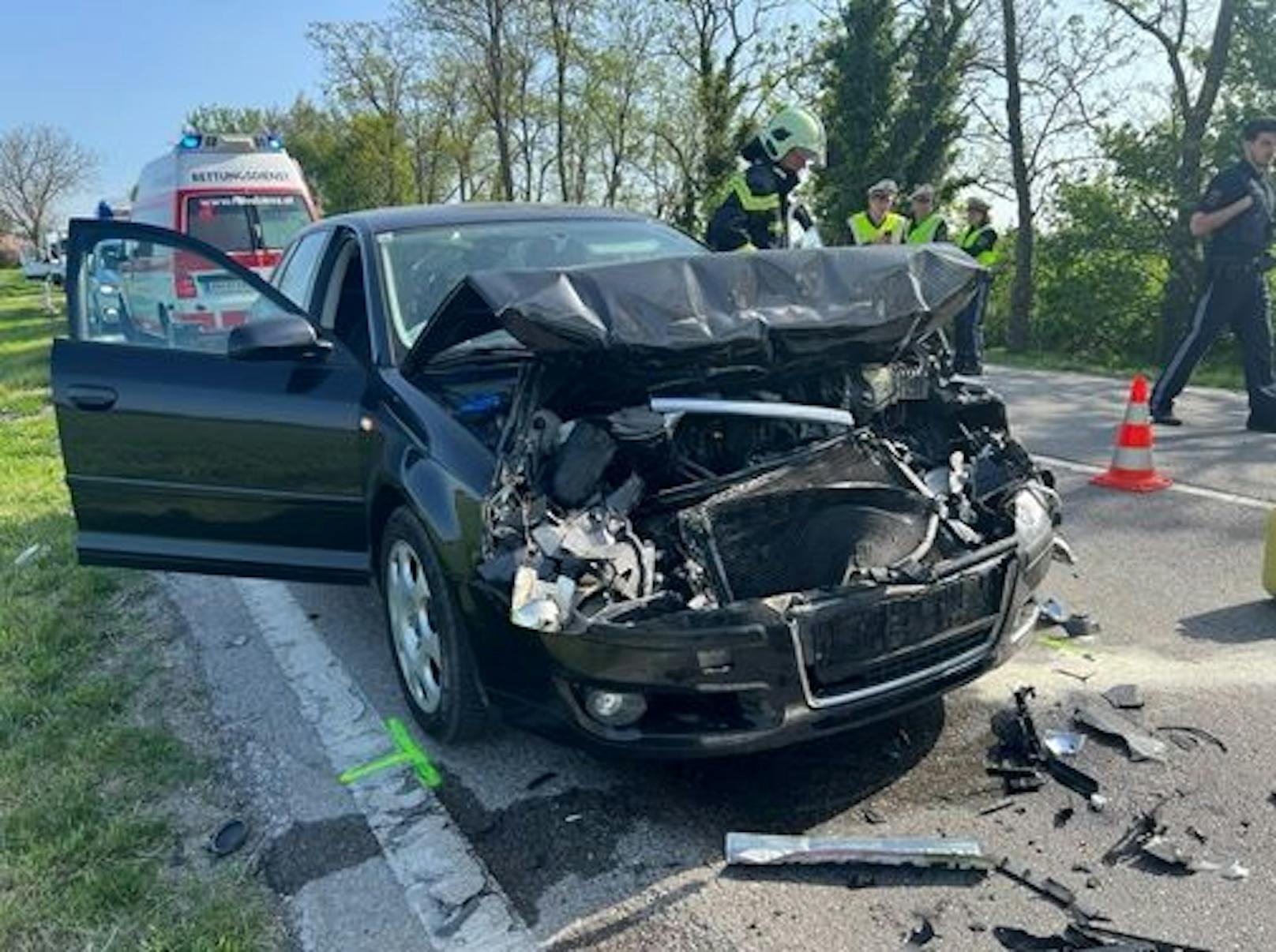 Bei einem schweren Crash in Niederösterreich wurden drei Personen – darunter auch ein Baby – verletzt. 