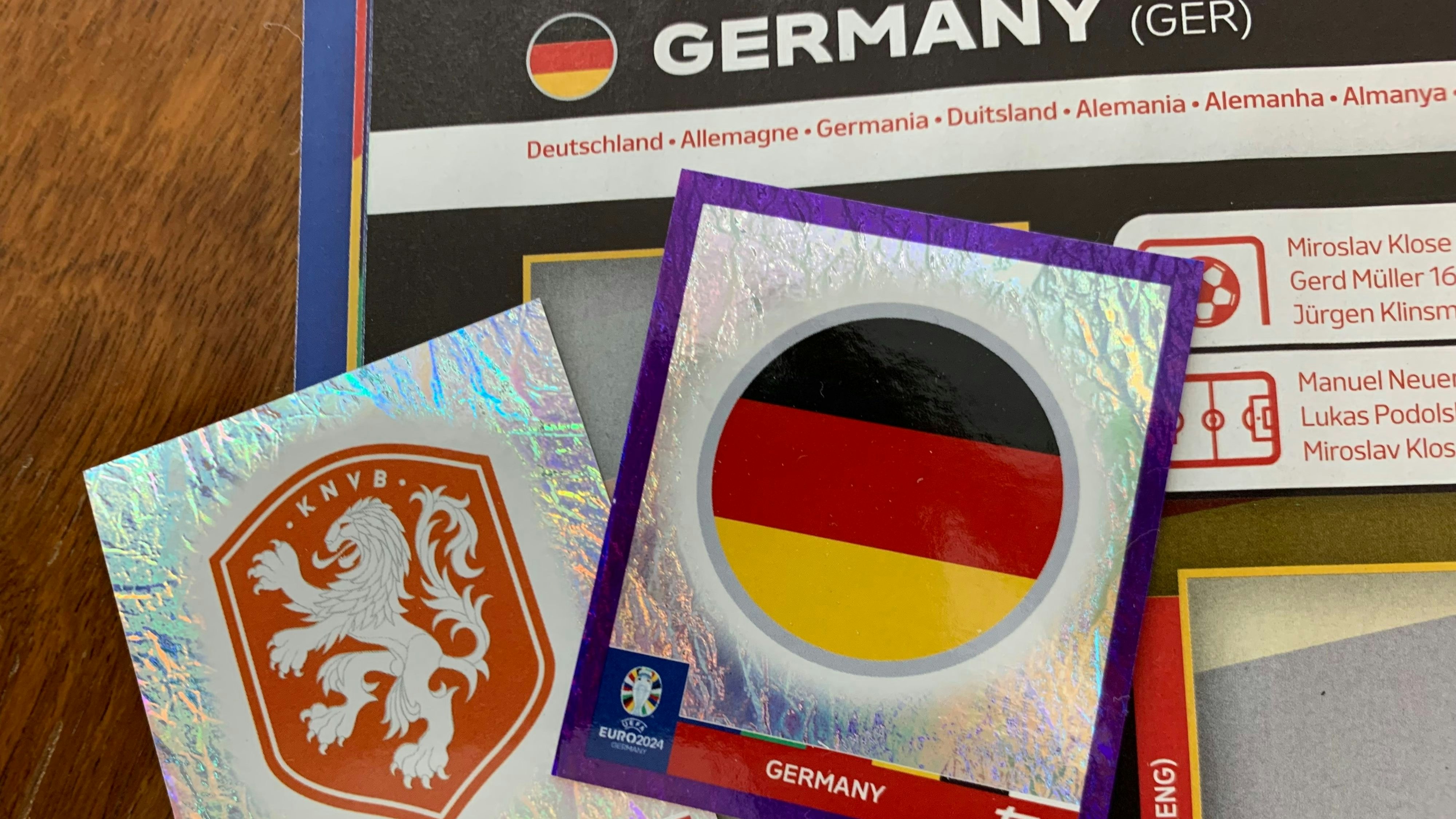 Da einige Mannschaften die Rechte an den Verbandswappen verweigerten, finden sich bei diesen nur die Landesfarben