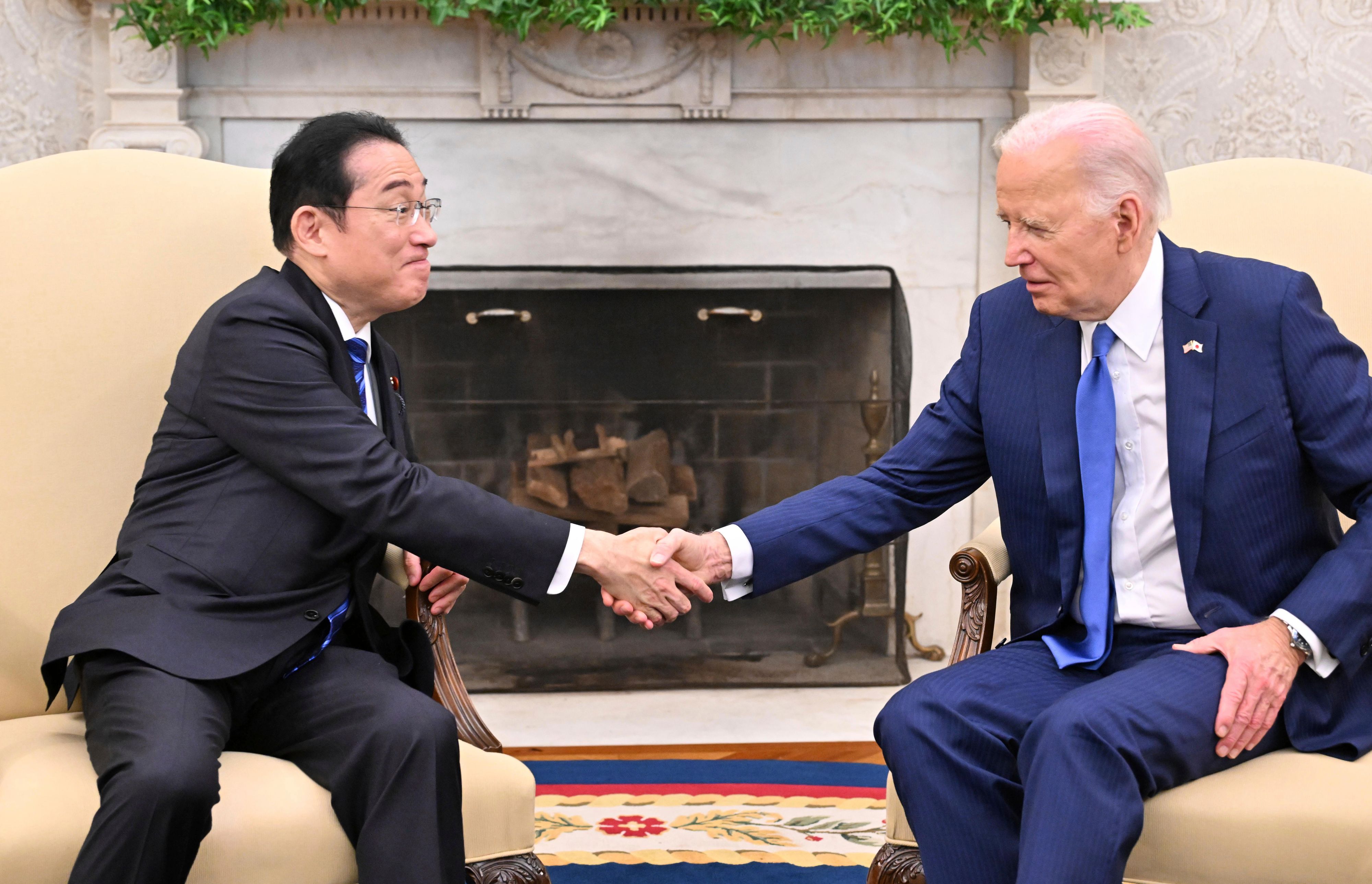 US-Präsident Joe Biden bekräftigt ein 70 Jahre altes Verteidigungsabkommen mit Japans Premierminister Fumio Kishida (l).