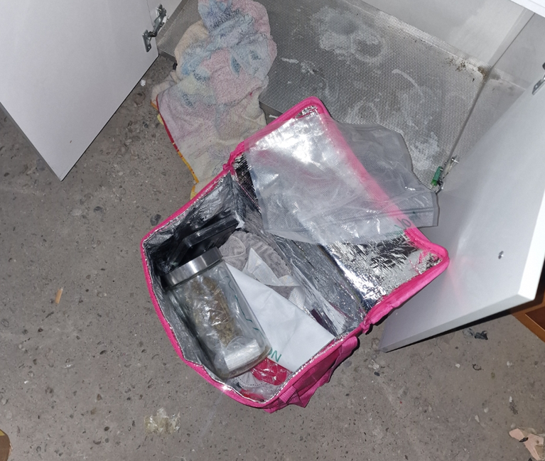 In der Wohnung des Beschuldigten fanden Beamte 62 Gramm Cannabiskraut und 705 Euro.