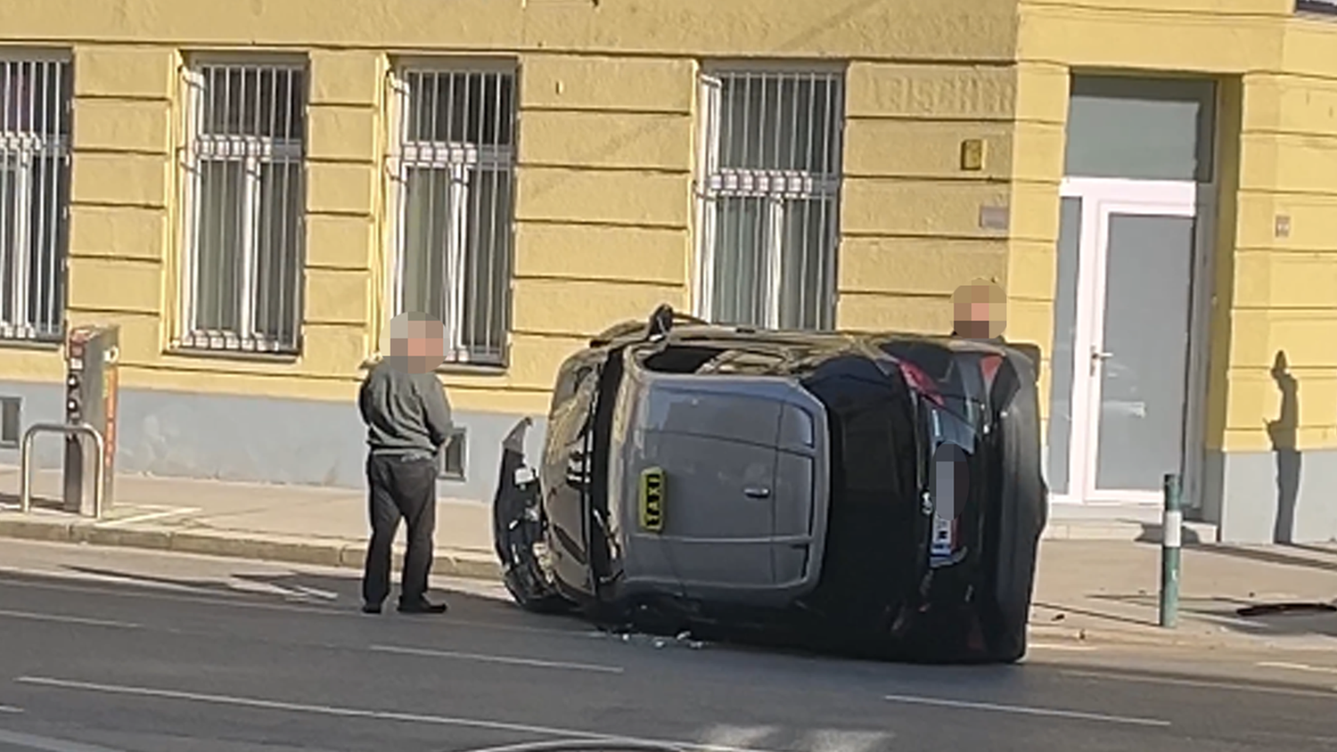 Schwerer Verkehrsunfall in Rudolfsheim-Fünfhaus. Ein Taxi hat sich bei dem Vorfall überschlagen.